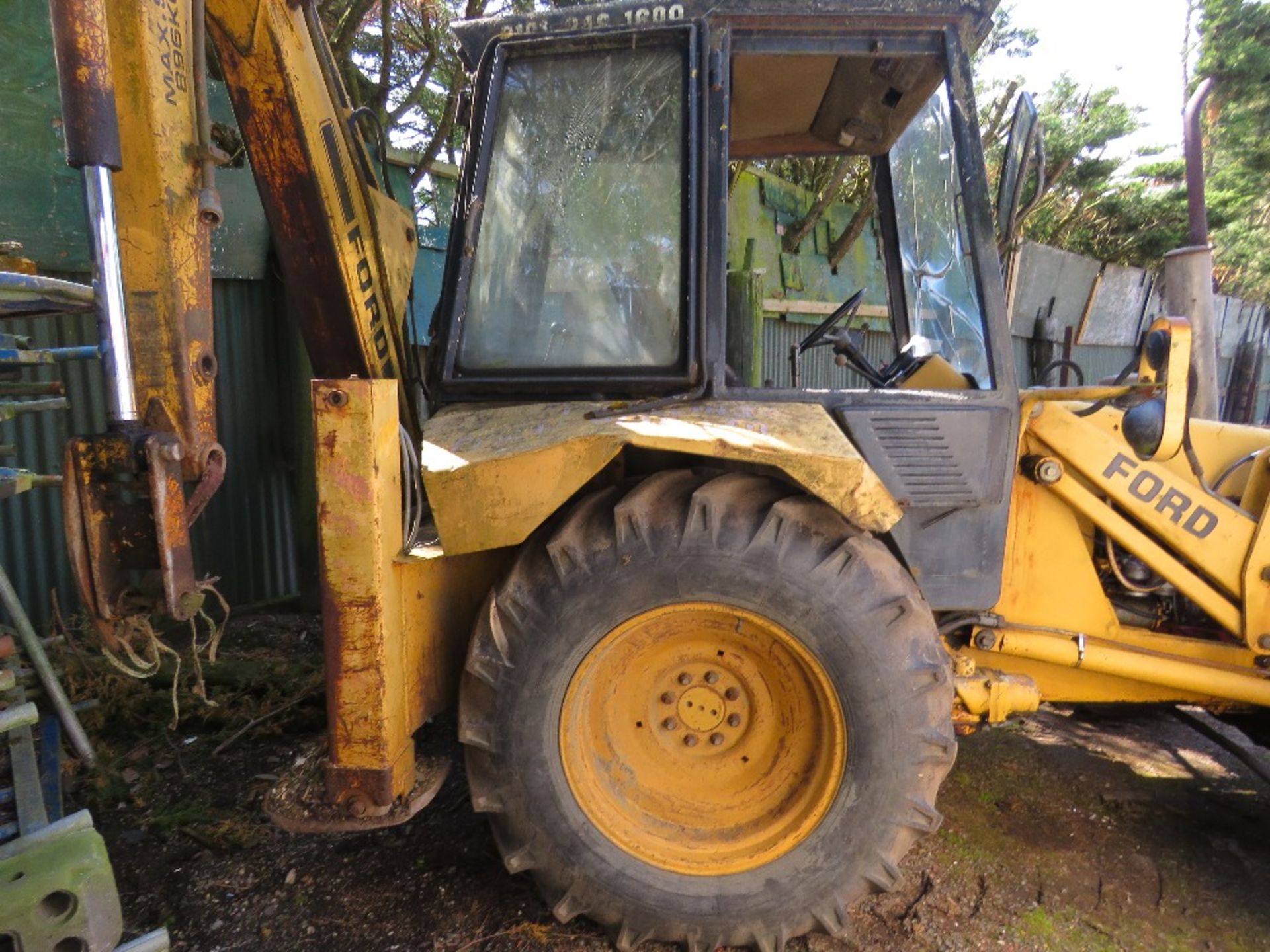 FORD 555 2WD BACKHOE LOADER WITH 4IN1 BUCKET. WHEN TESTED WAS SEEN TO RUN AND DRIVE AND DIG (NO BRAK - Image 6 of 23