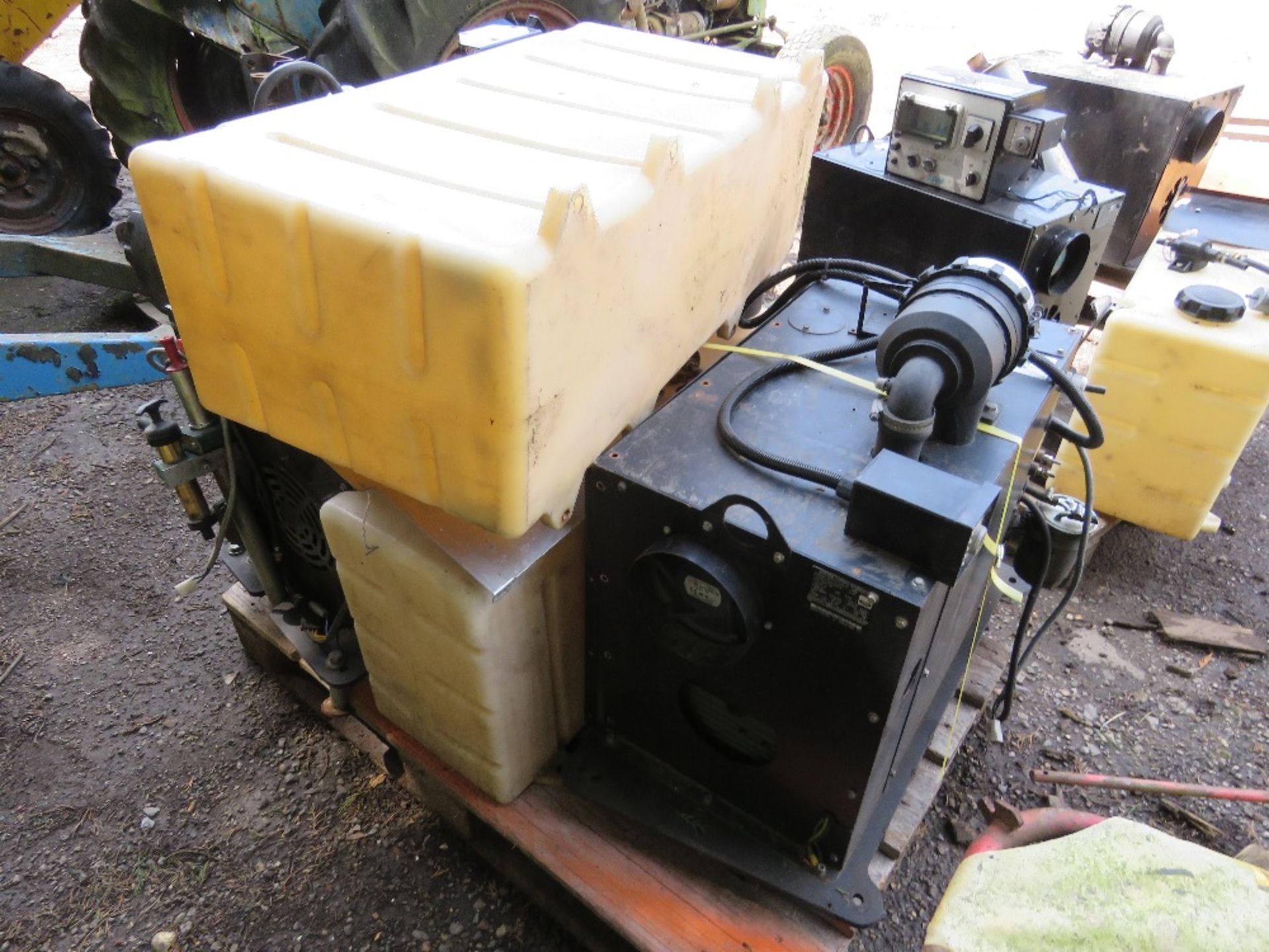 2 X HATZ DIESEL ENGINED GENERATOR SETS WITH A DIESEL TANK. - Image 3 of 5