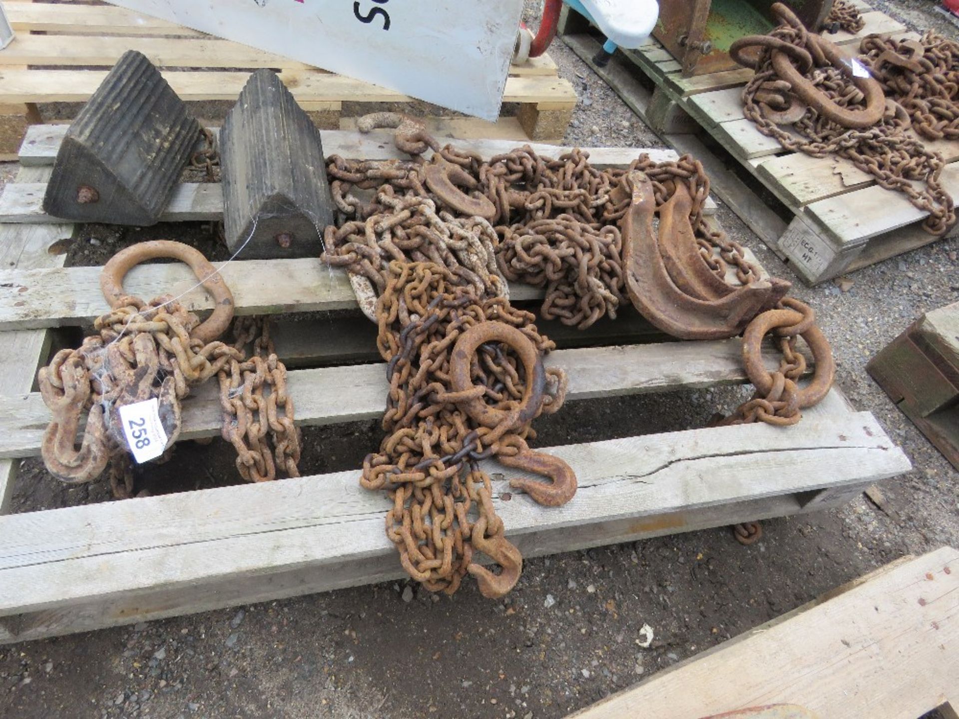 LIFTING CHAINS PLUS WHEEL CHOCKS.....THIS LOT IS SOLD UNDER THE AUCTIONEERS MARGIN SCHEME, THEREFORE