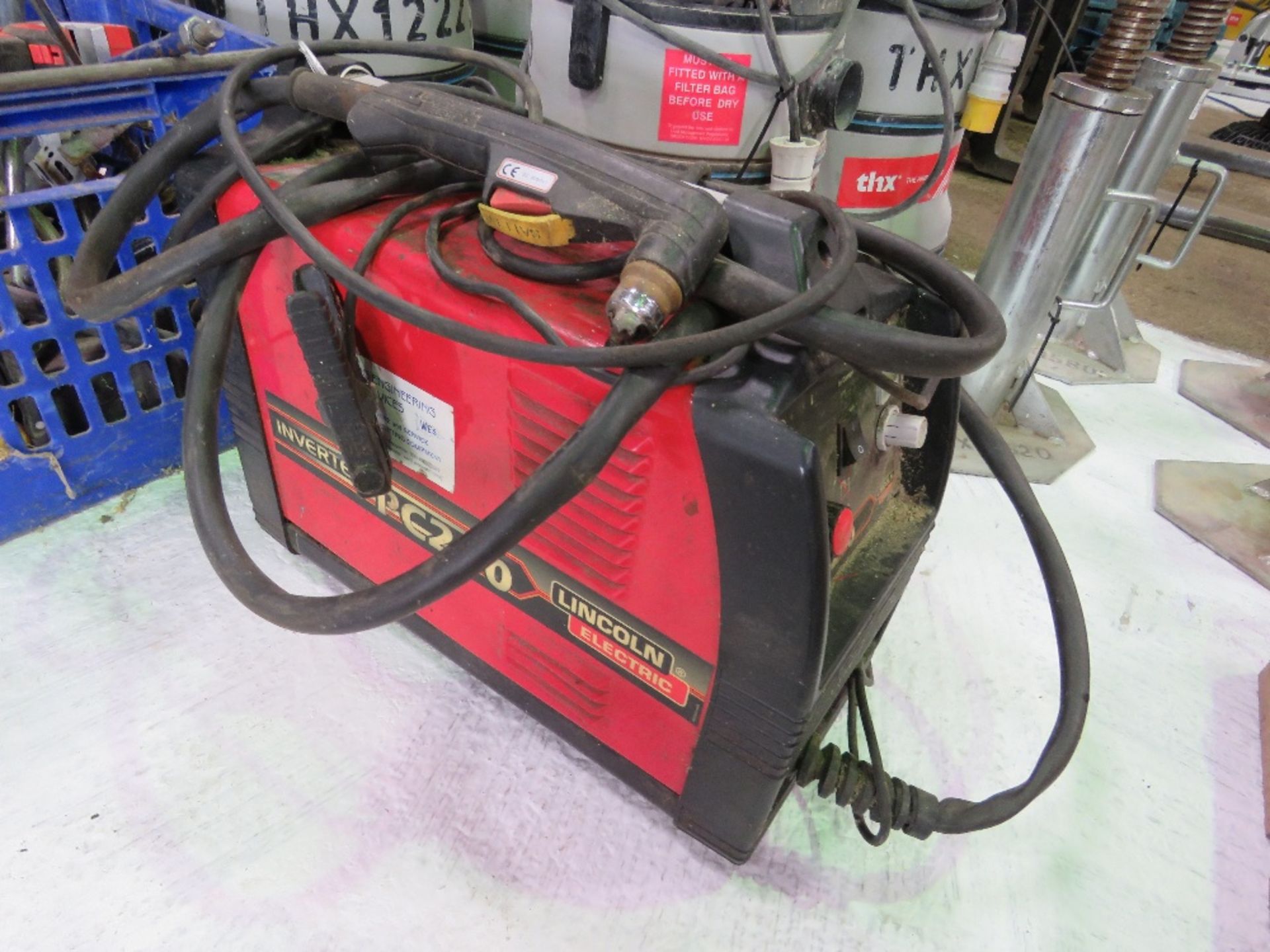 LINCOLN INVERTEC PC210 240VOLT POWERED PLASMA CUTTER.