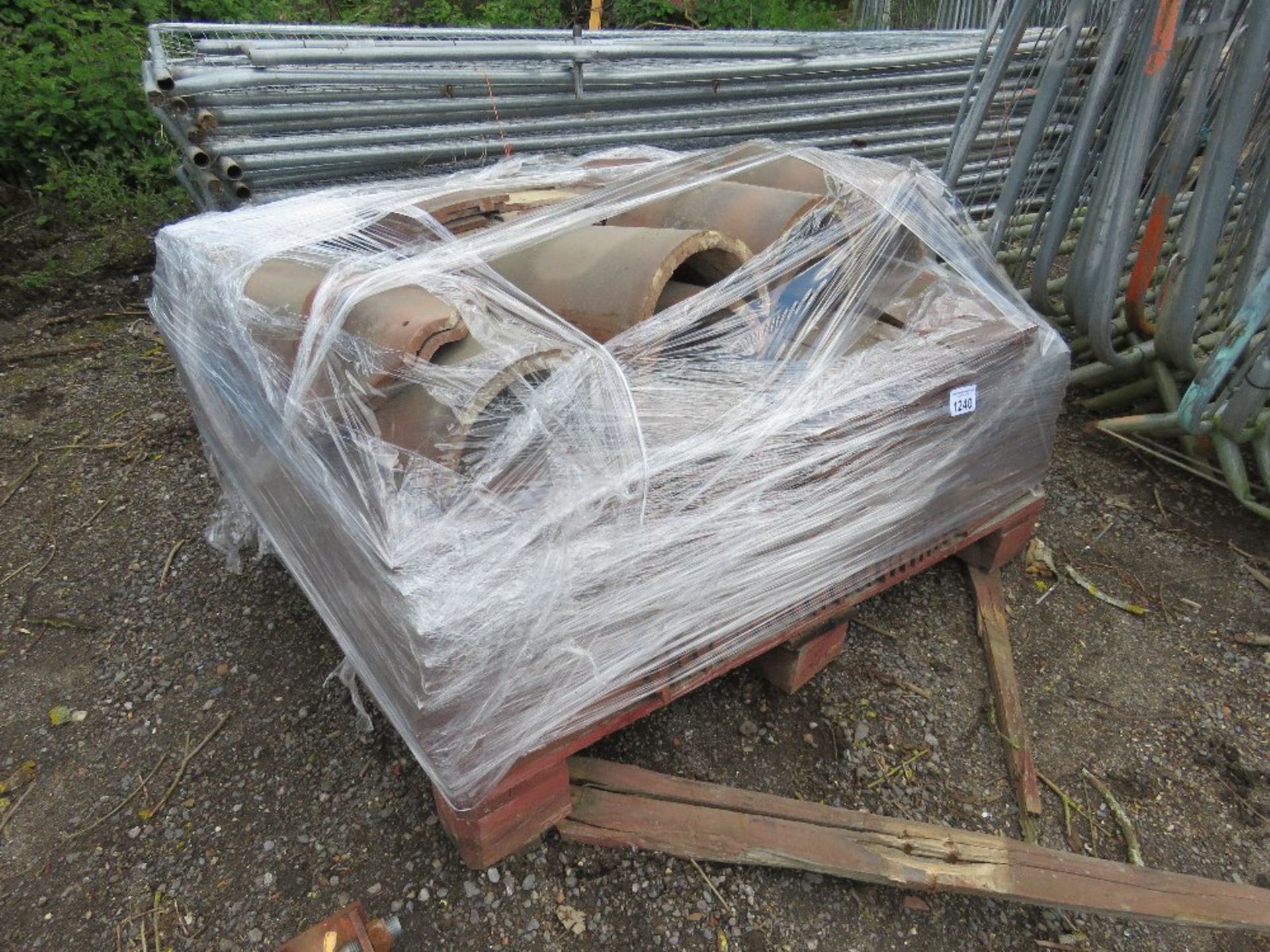 PALLET OF PEG TILES AND RIDGE TILES.....THIS LOT IS SOLD UNDER THE AUCTIONEERS MARGIN SCHEME, THEREF - Image 2 of 4