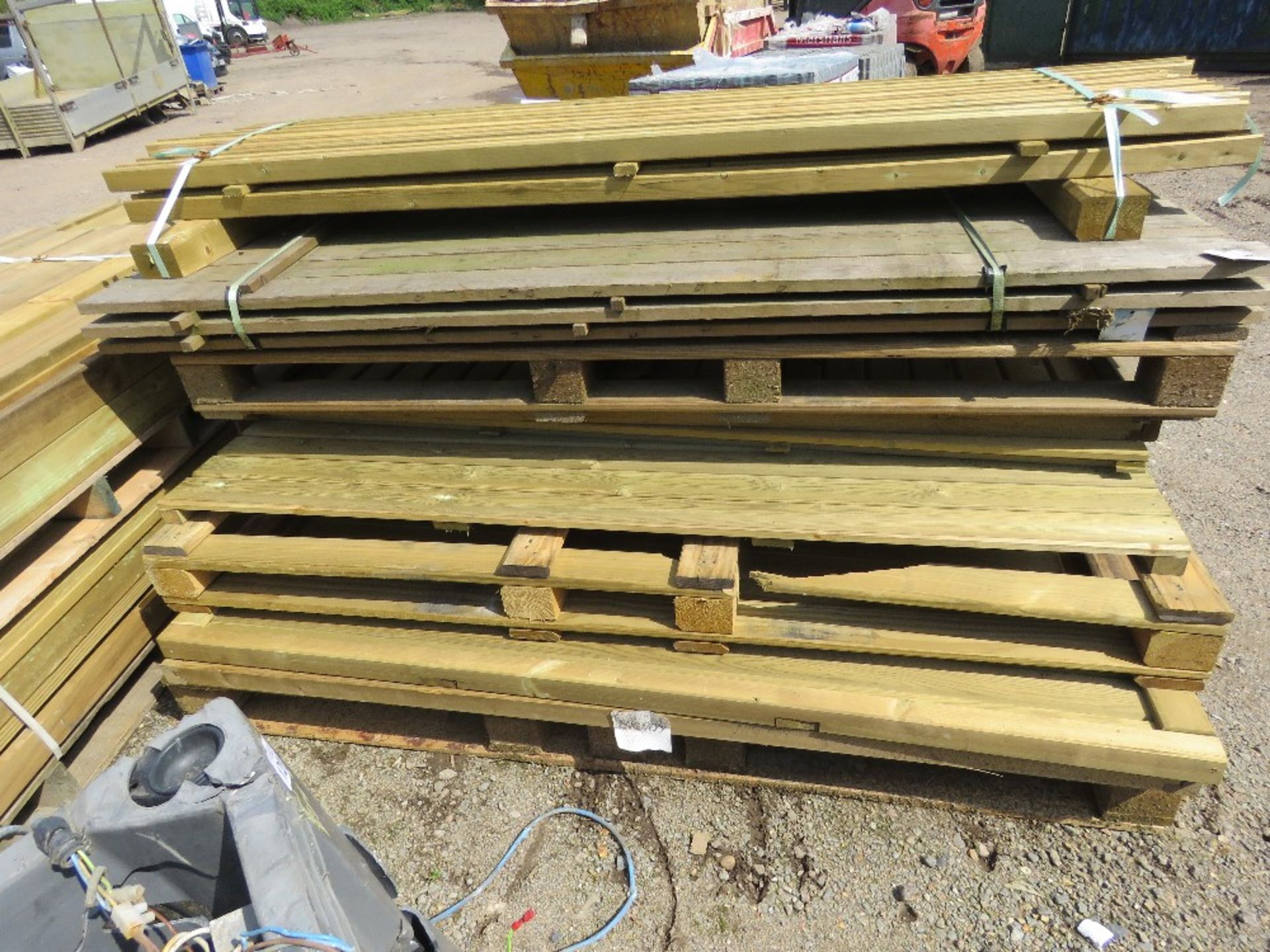 STACK OF ASSORTED FENCE PANELS AND TIMBERS AS SHOWN. - Image 8 of 10