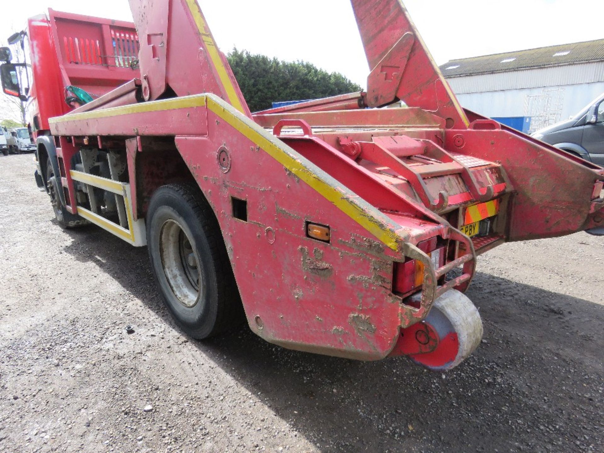 SCANIA P230 4X2 CHAIN LIFT SKIP LORRY YEAR 2006. REG:EU06 PBY. 402,445 REC KMS. MANUAL GEARBOX. 18 T - Image 8 of 18