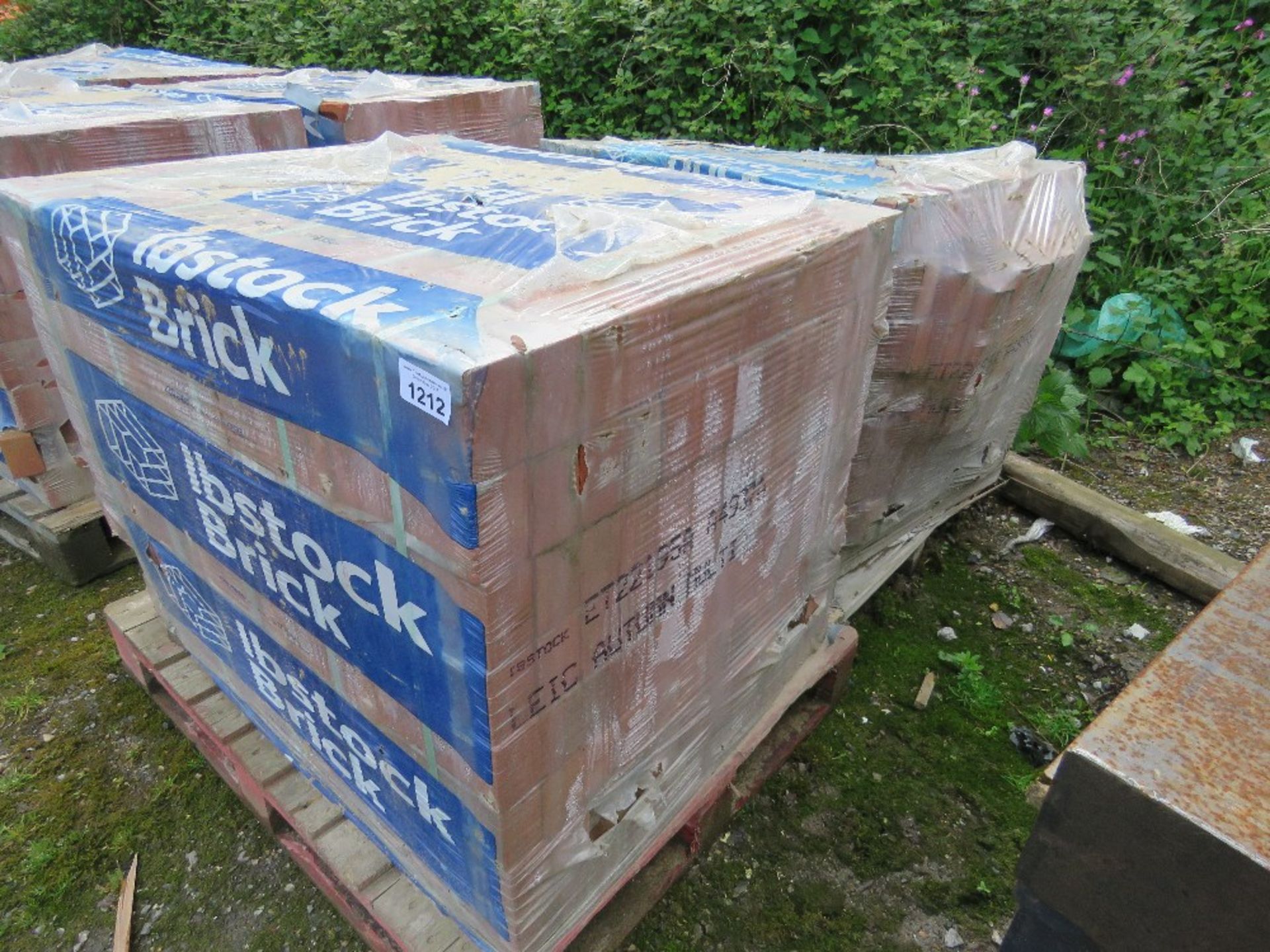 2NO PALLETS OF IBSTOCK LEICESTER AUTUMN MULTI RED BRICKS. 480NO IN EACH PACK APPROX. SURPLUS TO REQU