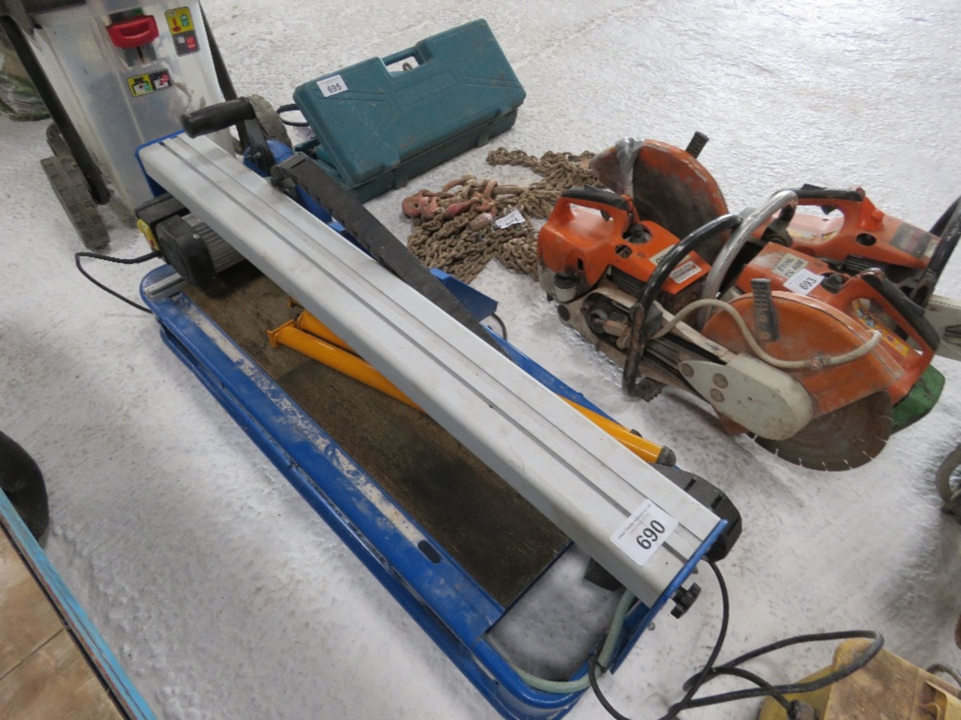 TILE CUTTING SAWBENCH 240VOLT POWERED.....THIS LOT IS SOLD UNDER THE AUCTIONEERS MARGIN SCHEME, THER - Image 2 of 3