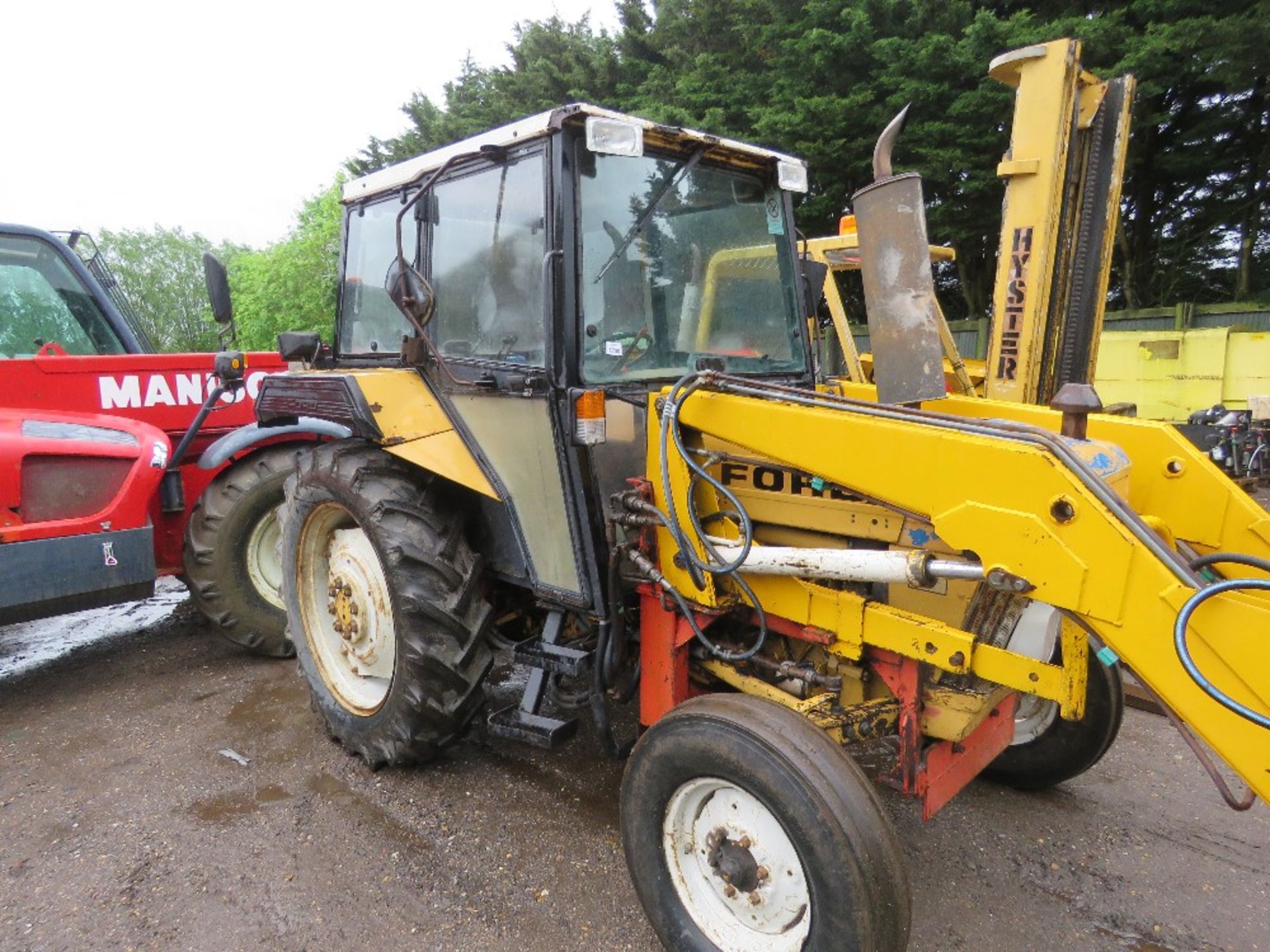 FORD 2WD TRACTOR WITH FOREND LOADER. REG:F940 WFW (LOG BOOK TO APPLY FOR). COMES WITH BUCKET, PALLET - Image 2 of 17