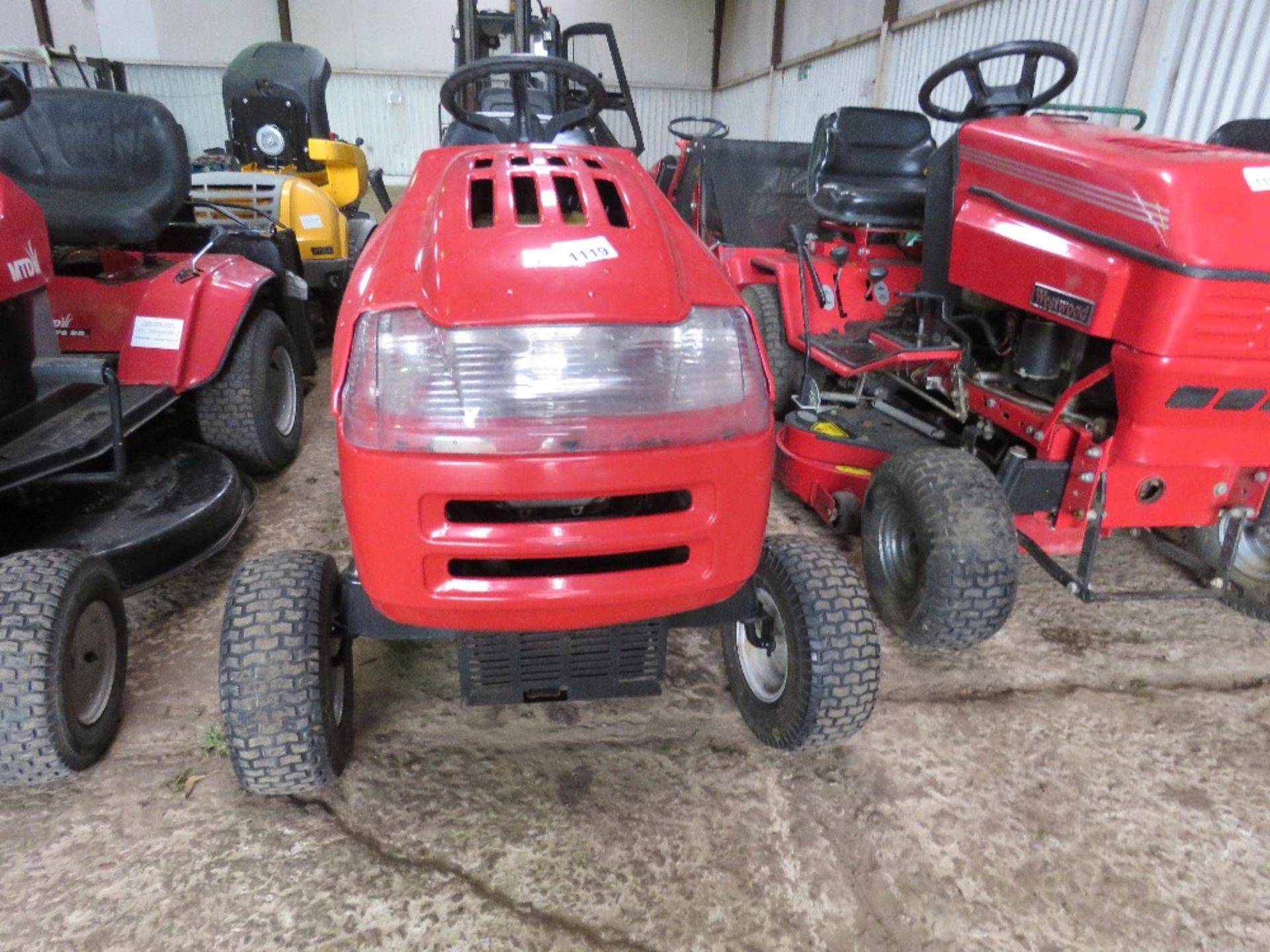 MTD LAWNFLITE RIDE ON MOWER WITH COLLECTOR. WHEN BRIEFLY TESTED WAS SEEN TO RUN, DRIVE AND MOWERS EN - Image 3 of 9