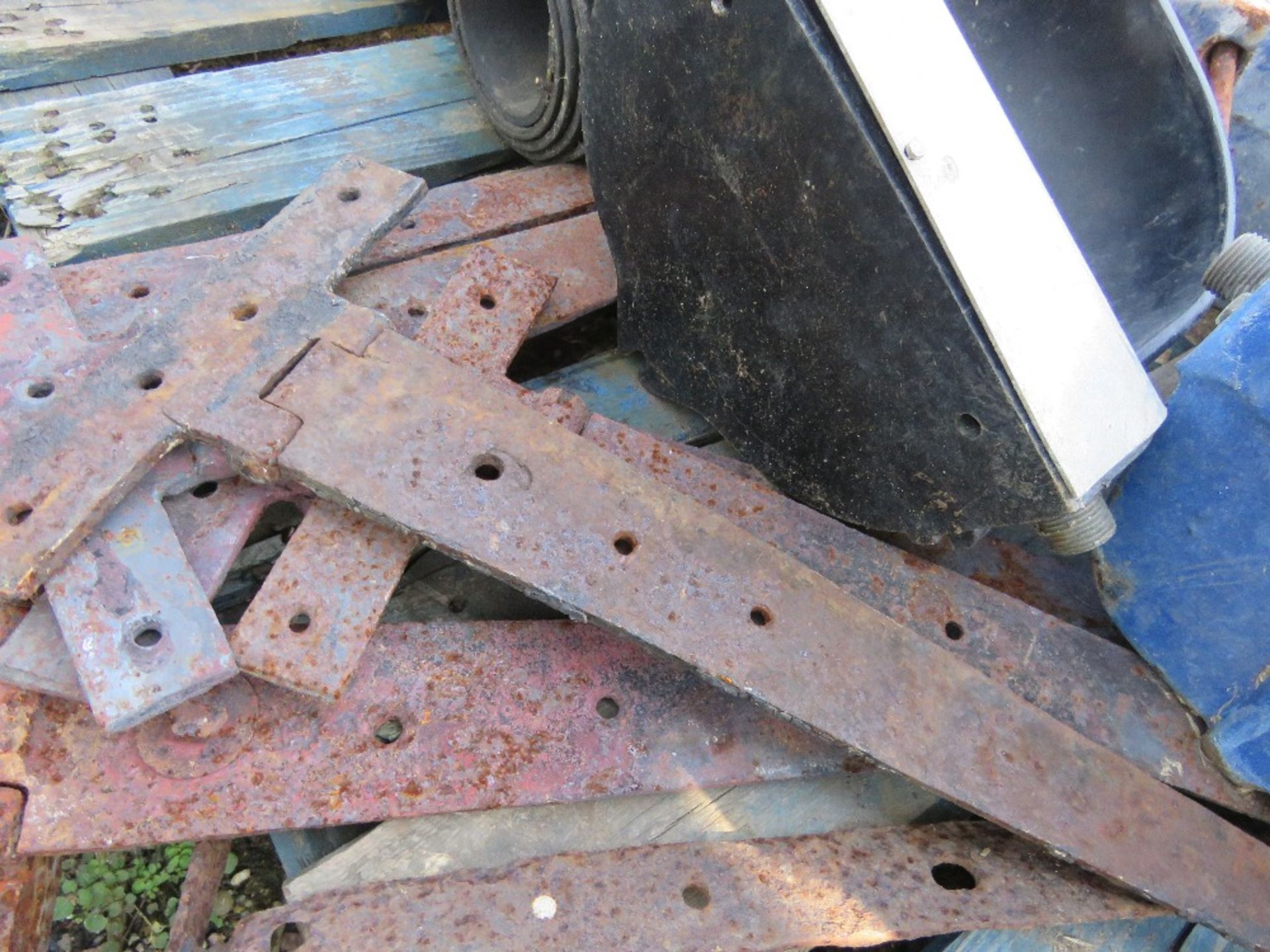 OLD METAL HINGES PLUS WATER TROUGHS/PLANTERS.....THIS LOT IS SOLD UNDER THE AUCTIONEERS MARGIN SCHEM - Image 4 of 4