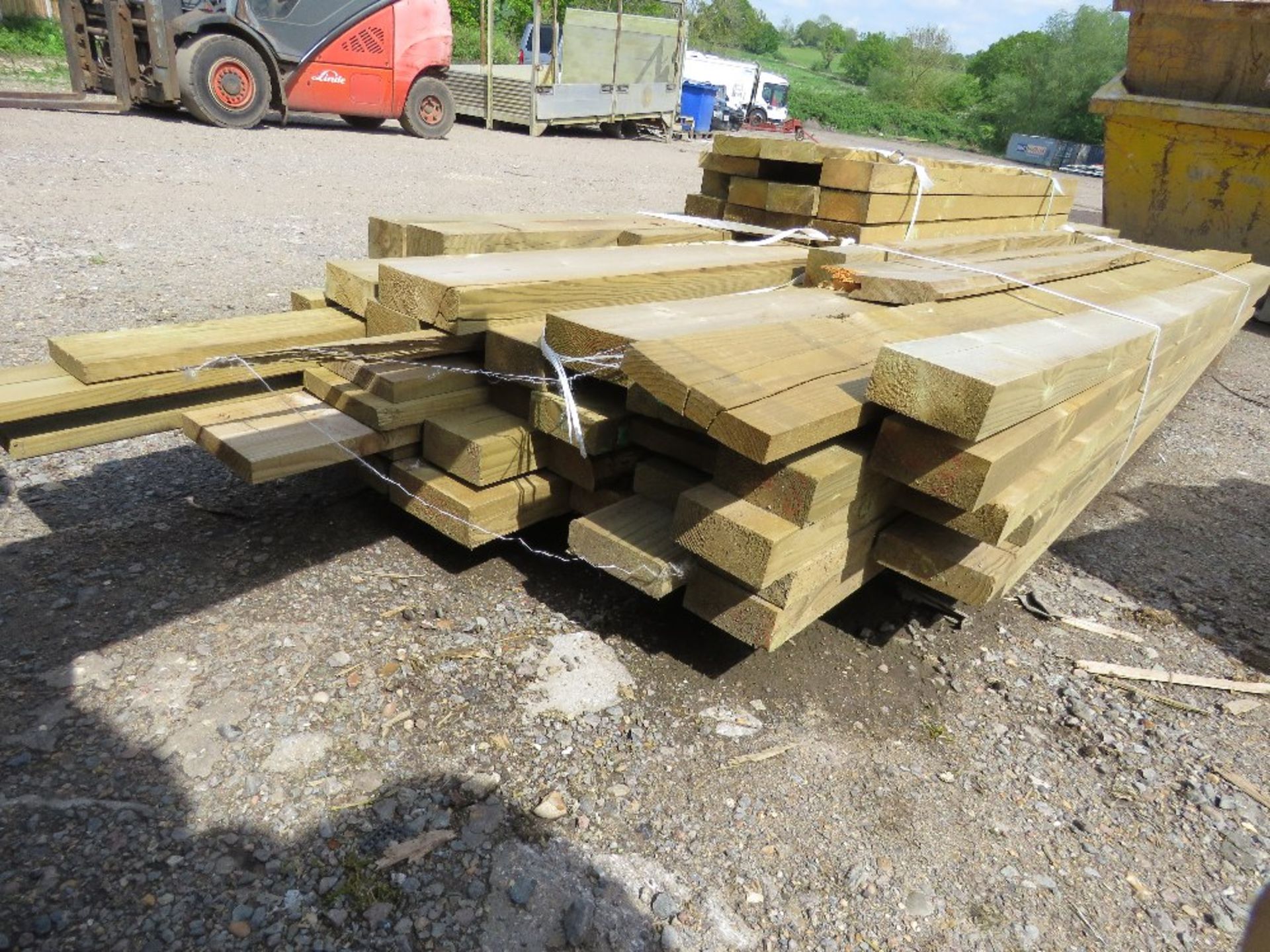 2 X BUNDLES OF TREATED FENCING TIMBERS, POSTS AND BOARDS AS SHOWN, 5-12FT LENGTH APPROX. - Image 3 of 4