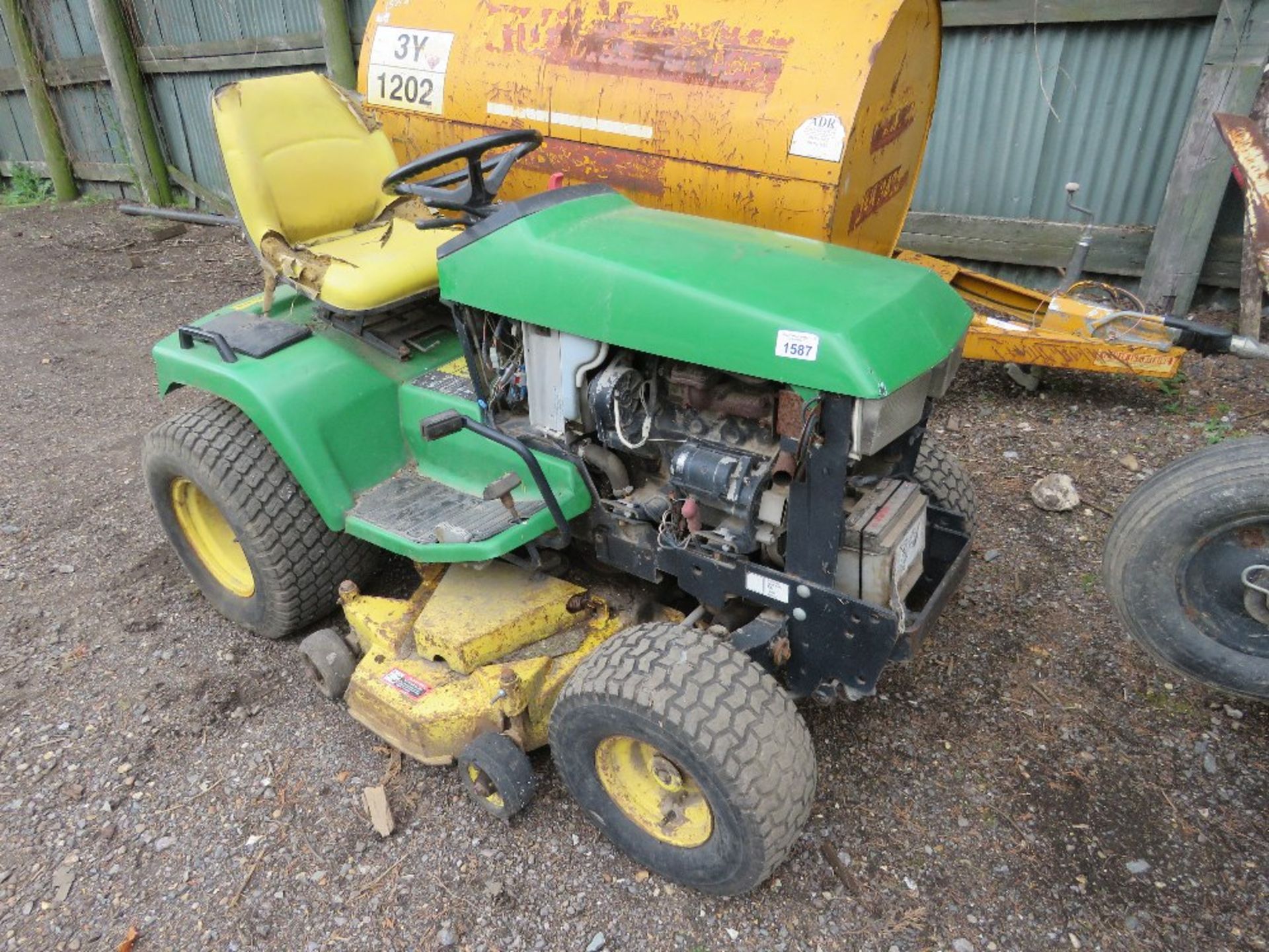 JOHN DEERE 455 2WD RIDE ON MOWER, YEAR 1998 BUILD. 2574 REC HOURS. HYDRASTATIC DRIVE - Image 2 of 9