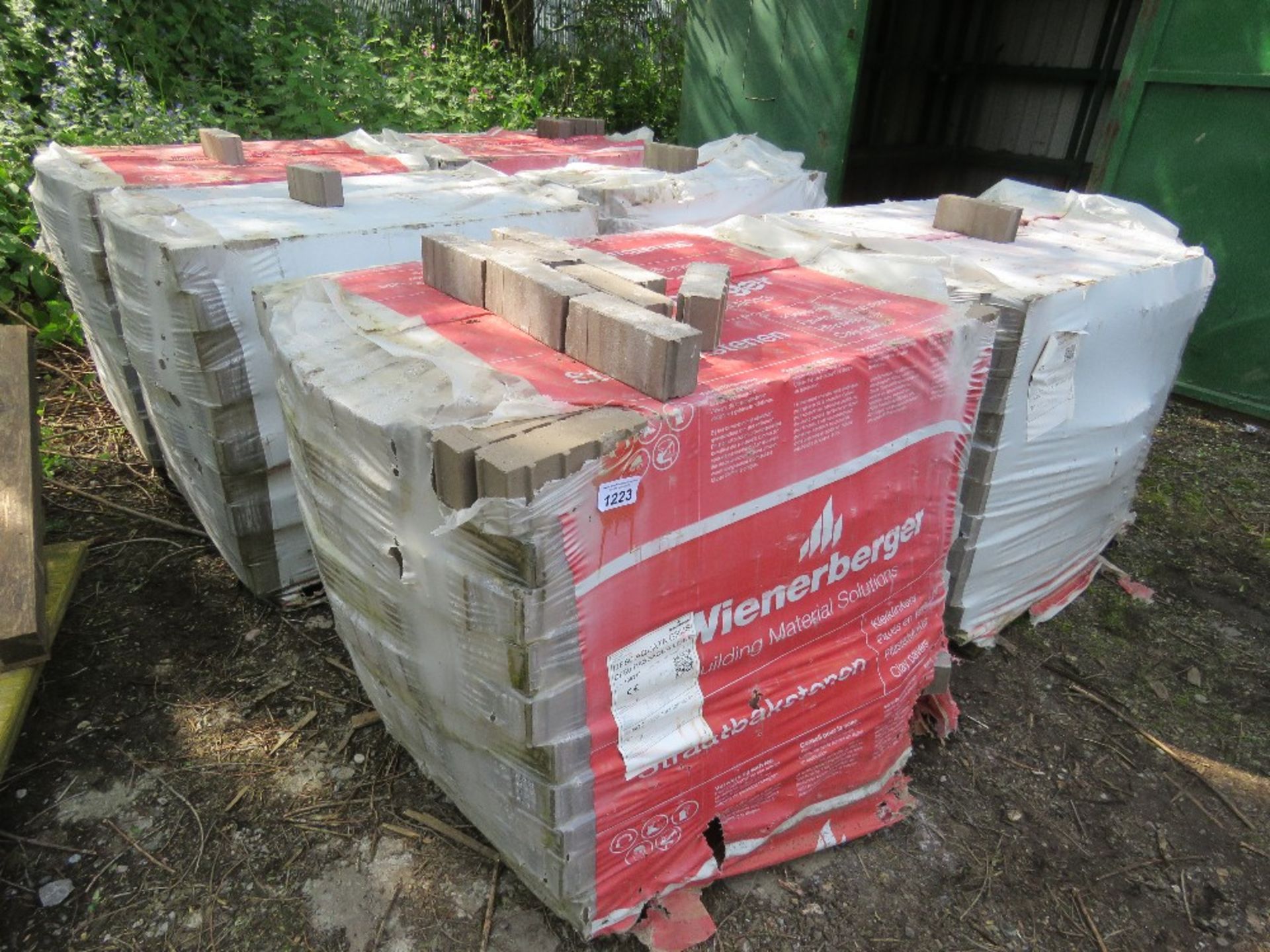 6NO PACKS OF WIENERBERGER QUATA GRIJS BLOCK PAVERS. 600NO PER PACK. SOURCED FROM COMPANY LIQUIDATIO