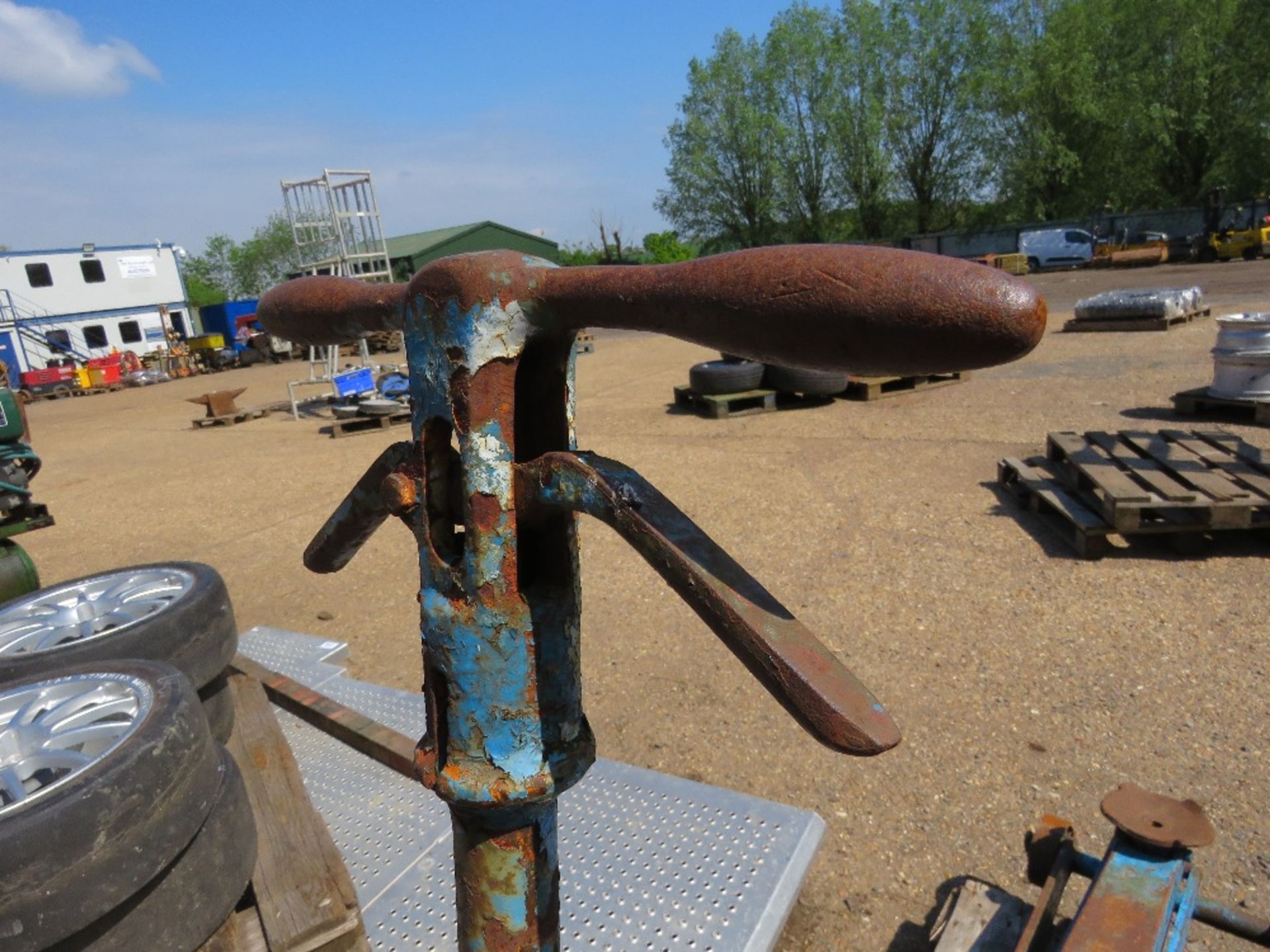 LARGE SIZED EPCO TROLLEY JACK.....THIS LOT IS SOLD UNDER THE AUCTIONEERS MARGIN SCHEME, THEREFORE NO - Image 6 of 6