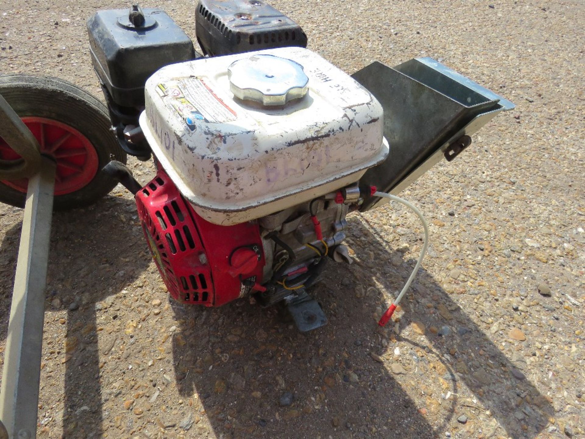 BUMPA PETROL ENGINED TILE HOIST WITH HONDA ENGINE, 32FT OVERALL LENGTH APPROX. - Image 3 of 15