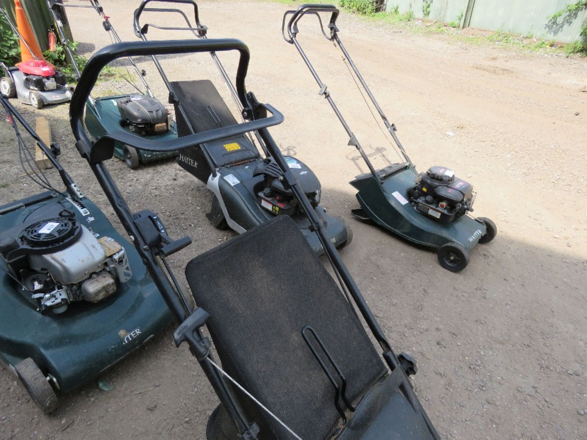 HAYTER HARRIER 41 PETROL ENGINED MOWER WITH REAR ROLLER AND COLLECTOR. ....THIS LOT IS SOLD UNDER TH - Image 4 of 4