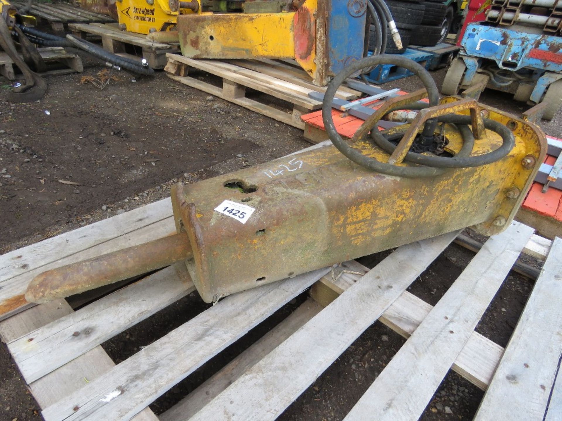 EXCAVATOR MOUNTED HYDRAULIC BREAKER SUITABLE FOR 3-5 TONNE EXCVATOR, REQUIRES HEADSTOCK. ....THIS LO - Image 2 of 4