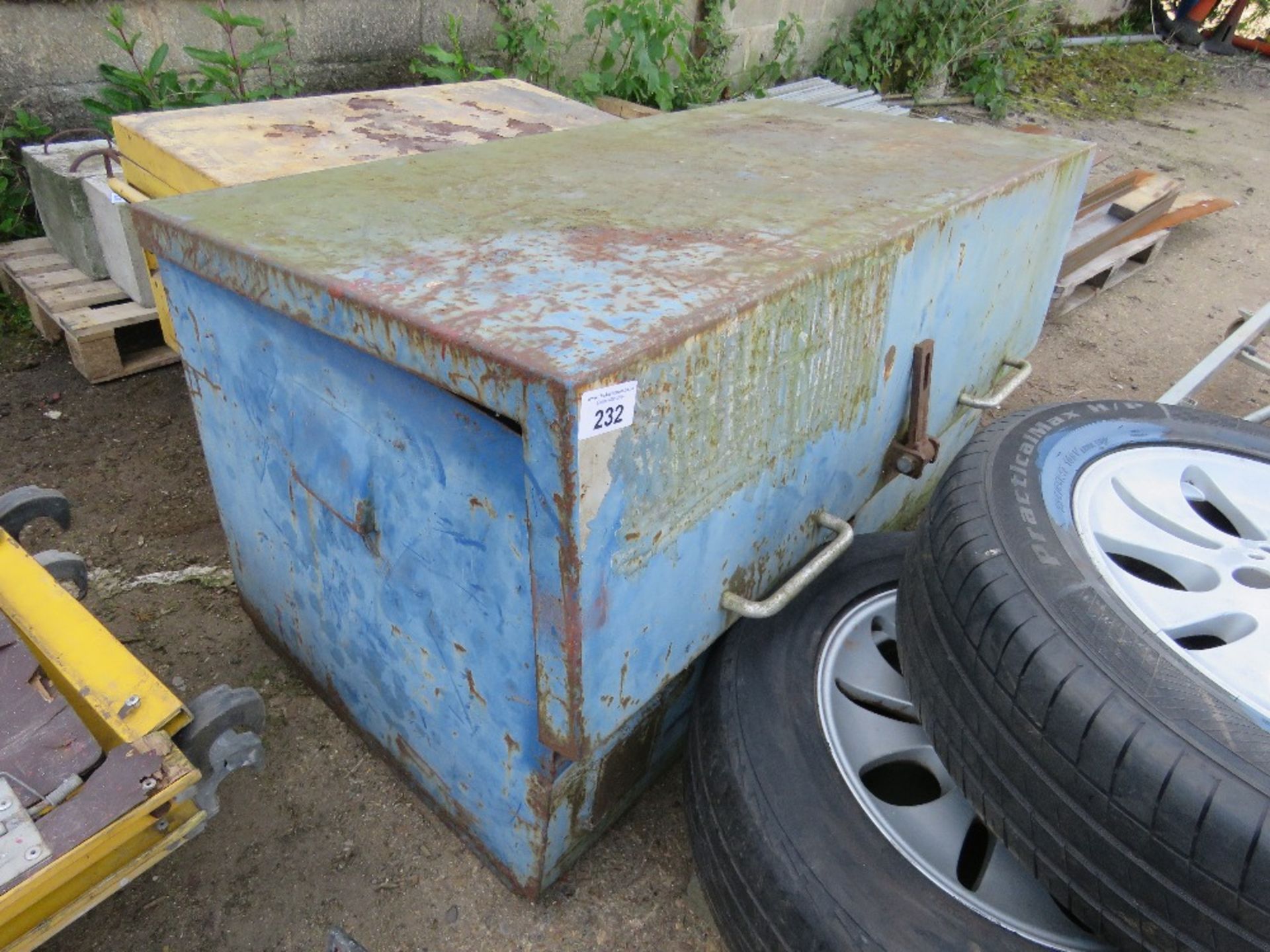 LARGE TOOL SAFE / BOX WITH LOCKING HASP.....THIS LOT IS SOLD UNDER THE AUCTIONEERS MARGIN SCHEME, TH - Image 2 of 4