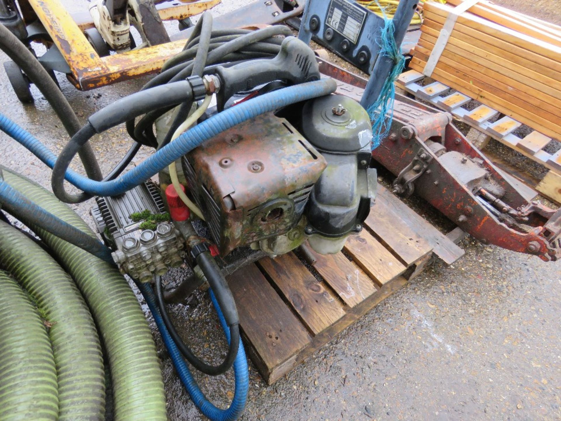 HONDA 9HP POWERED PRESSURE WASHER.....THIS LOT IS SOLD UNDER THE AUCTIONEERS MARGIN SCHEME, THEREFOR - Image 2 of 6