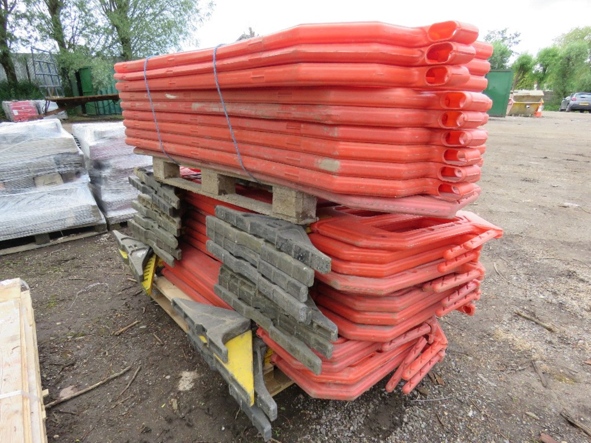 2 X BUNDLES OF PLASTIC CHAPTER 8 BARRIERS, 22NO IN TOTAL APPROX.....THIS LOT IS SOLD UNDER THE AUCTI - Image 3 of 3