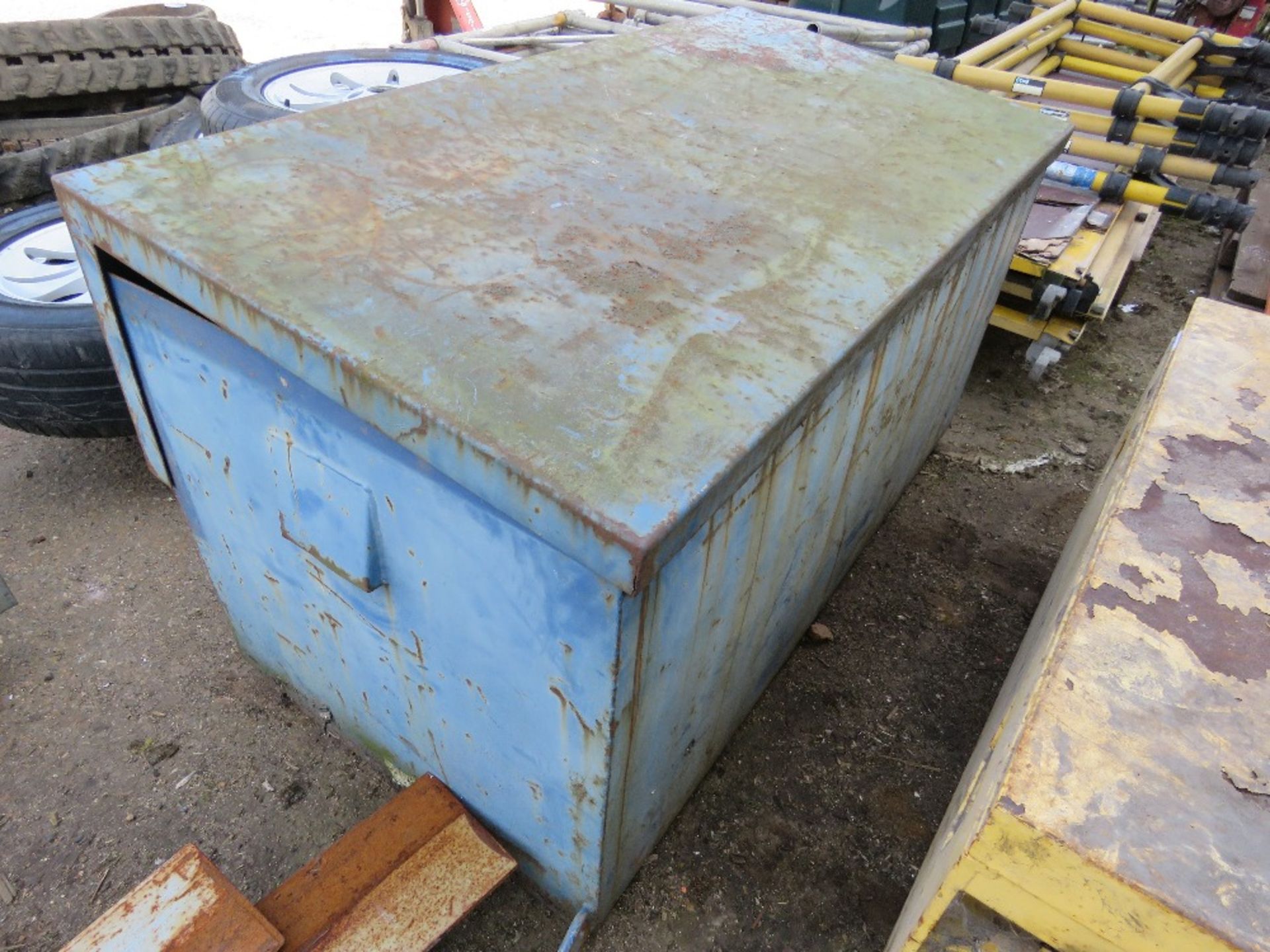 LARGE TOOL SAFE / BOX WITH LOCKING HASP.....THIS LOT IS SOLD UNDER THE AUCTIONEERS MARGIN SCHEME, TH - Image 4 of 4