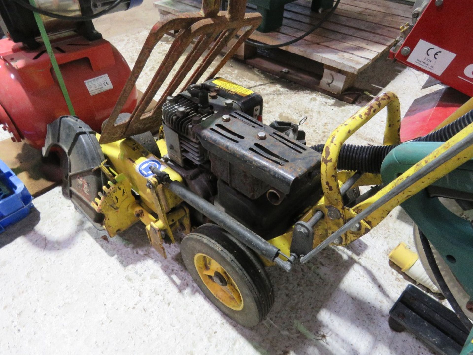 JOHN DEERE E35 PETROL ENGINED LAWN EDGER PLUS 2 X EDGING FORKS.OWNER MOVING HOUSE.....THIS LOT IS SO - Image 7 of 8