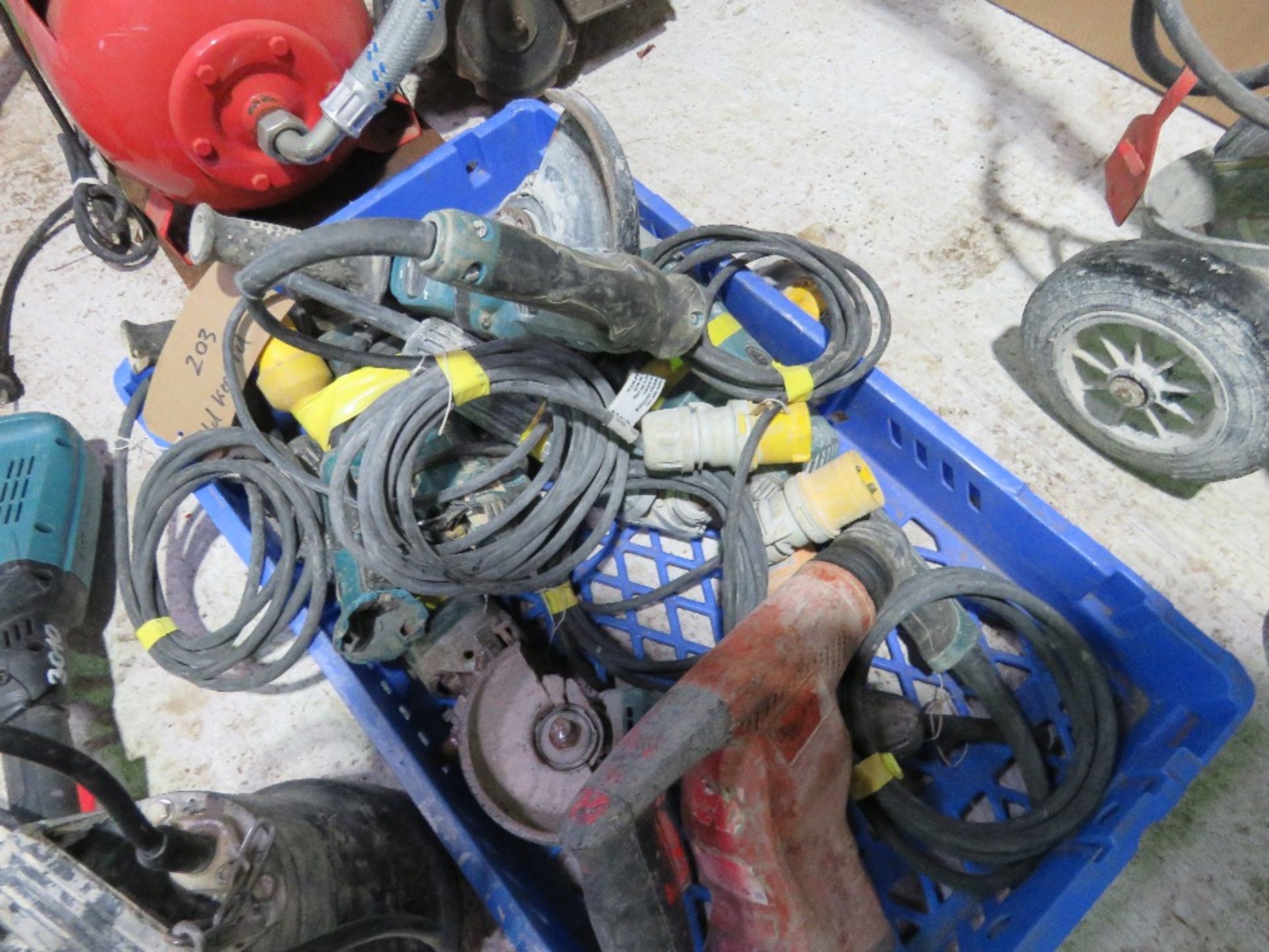 TRAY OF MIXED POWER TOOLS INCLUDING BATTERY STRIMMER AND SUBMERSIBLE WATER PUMP. - Image 5 of 6