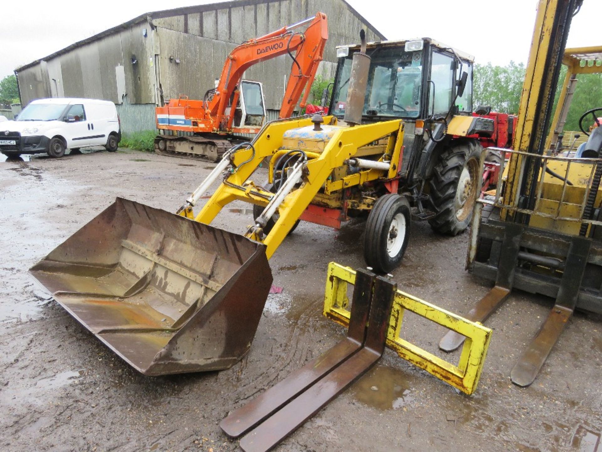 FORD 2WD TRACTOR WITH FOREND LOADER. REG:F940 WFW (LOG BOOK TO APPLY FOR). COMES WITH BUCKET, PALLET - Image 3 of 17