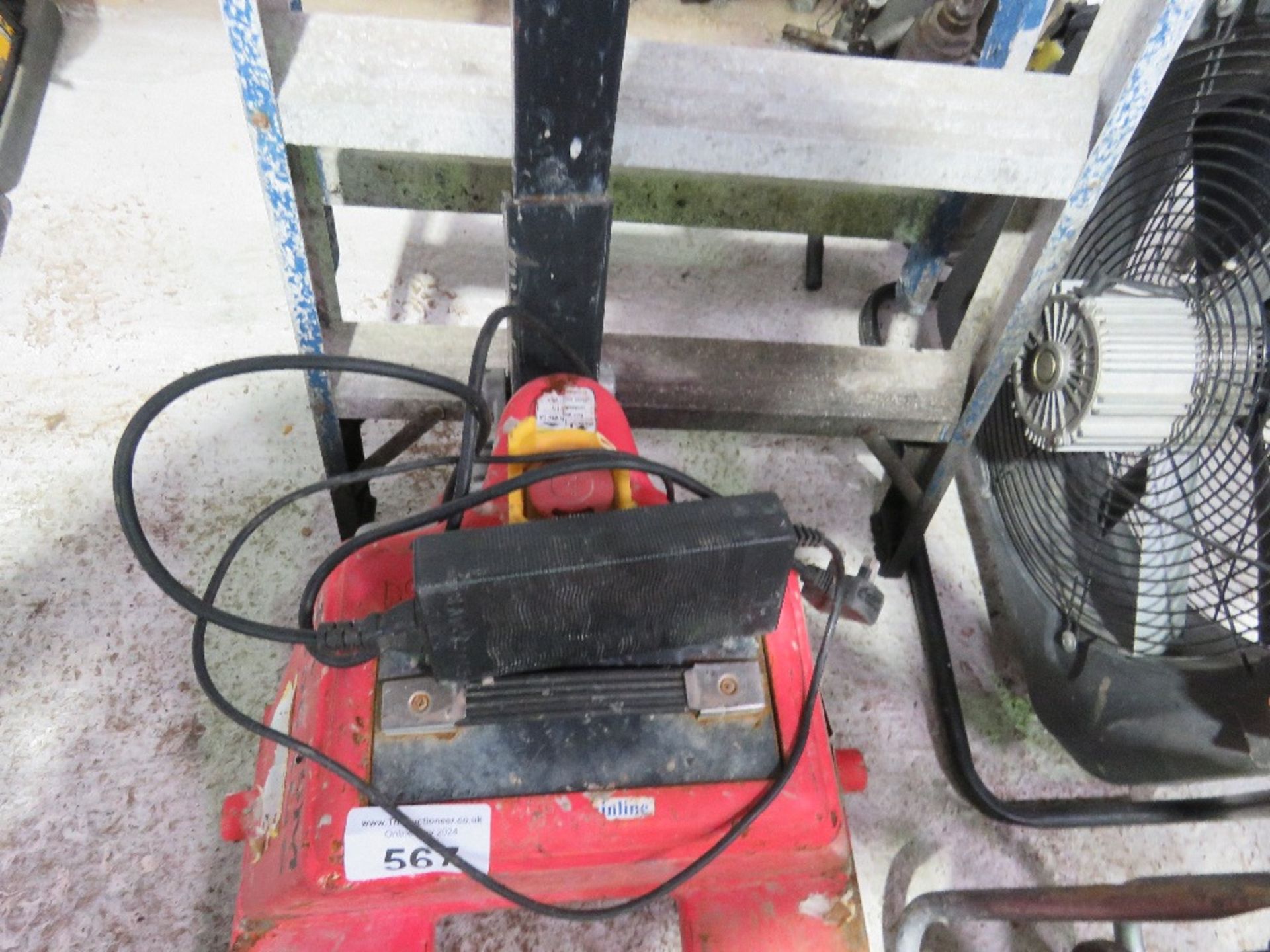 BATTERY POWERED PALLET TRUCK. WHEN TESTED WAS SEEN TO LIFT, LOWER AND DRIVE. WITH A CHARGER. - Image 4 of 6