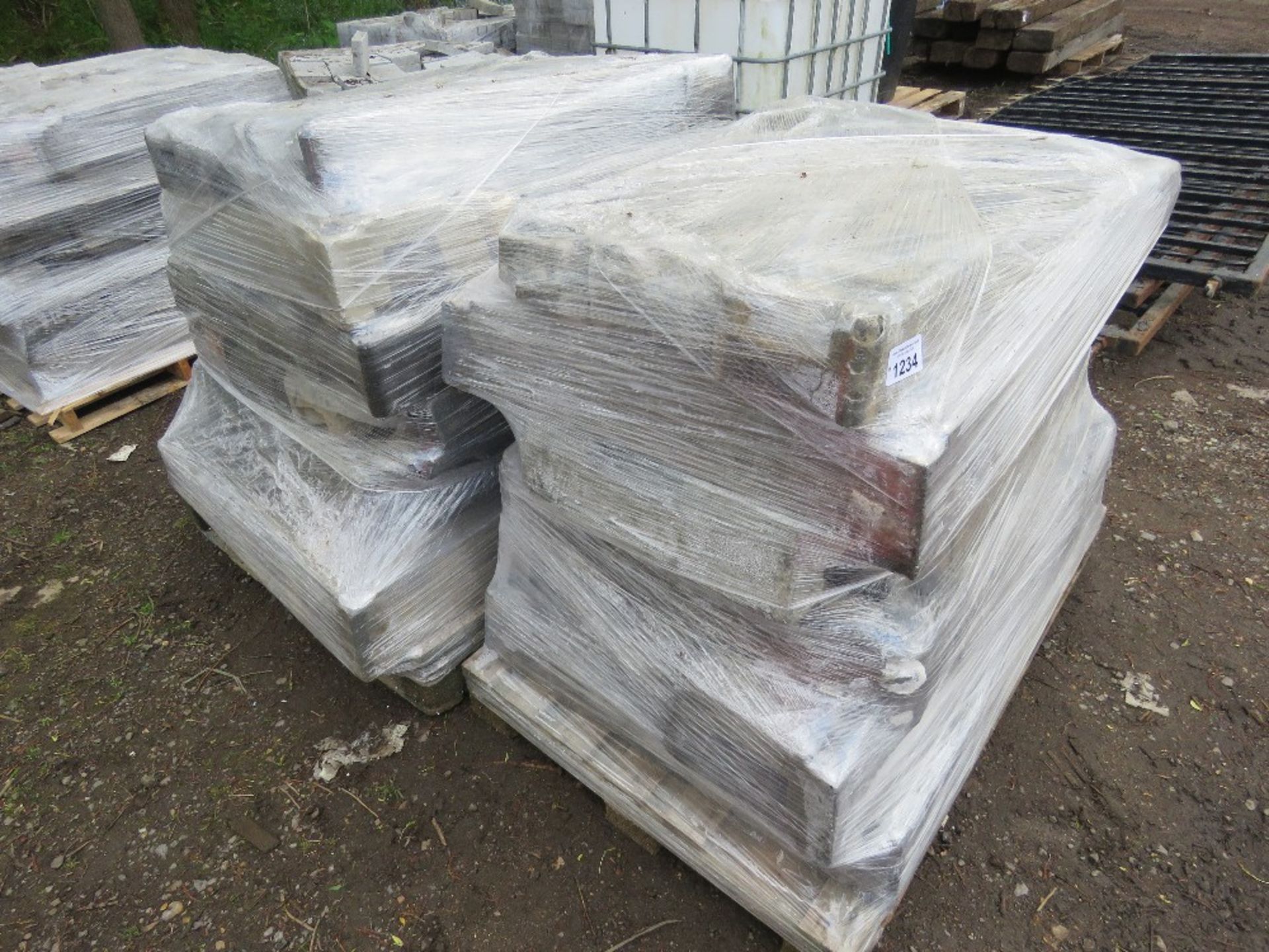 2 X PALLETS OF HERAS TYPE FENCE PANEL BASES/BLOCKS.....THIS LOT IS SOLD UNDER THE AUCTIONEERS MARGIN - Image 3 of 4