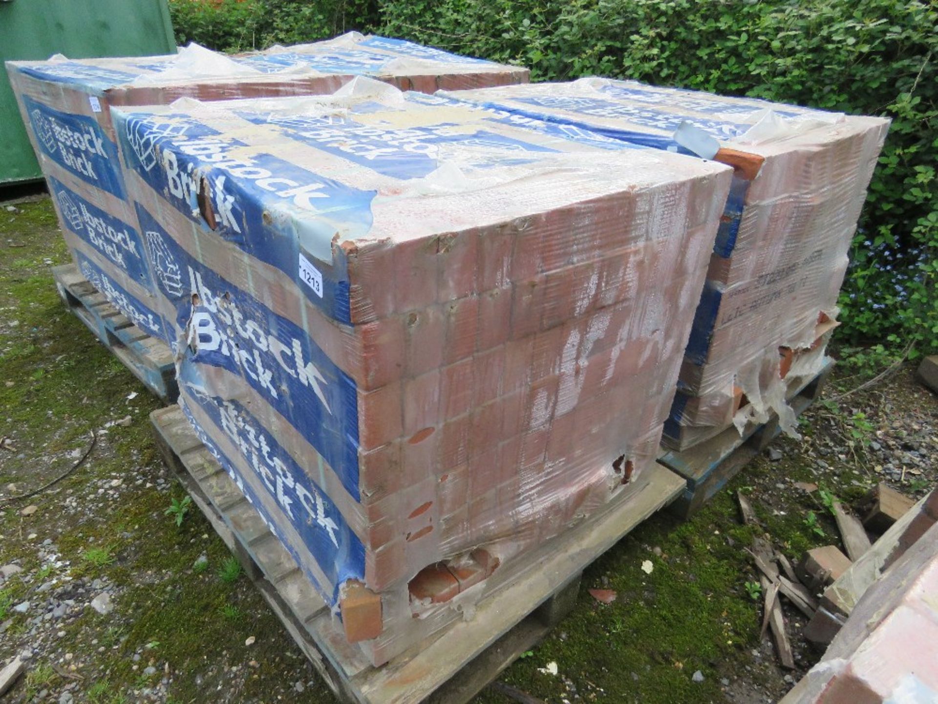 2NO PALLETS OF IBSTOCK LEICESTER AUTUMN MULTI RED BRICKS. 480NO IN EACH PACK APPROX. SURPLUS TO REQU