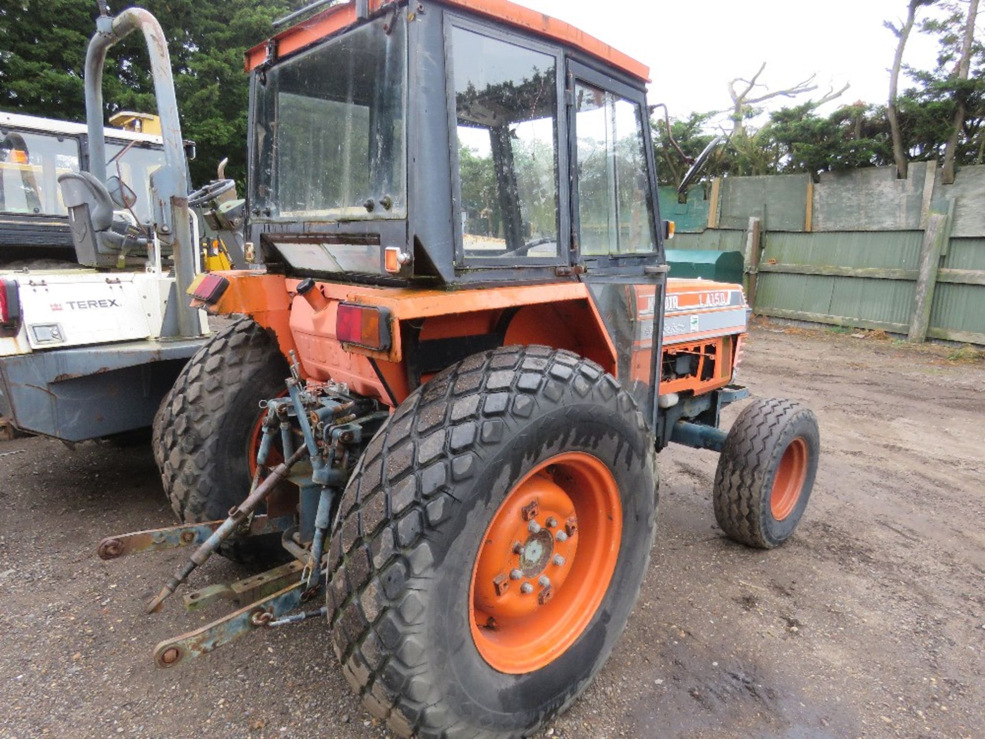 KUBOTA L4150 4WD TRACTOR WITH CAB AND GRASS TYRES. 50HP 6 CYLINDER ENGINE WITH SHUTTLE DIRECTION CHA - Image 9 of 16