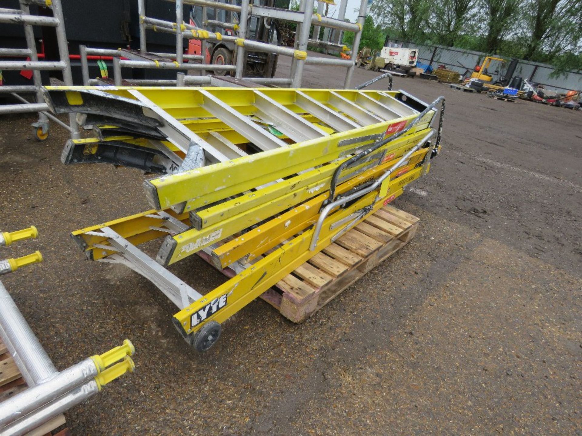 4 X SETS OF GRP STEP LADDERS THX16454,12996,9442,13704