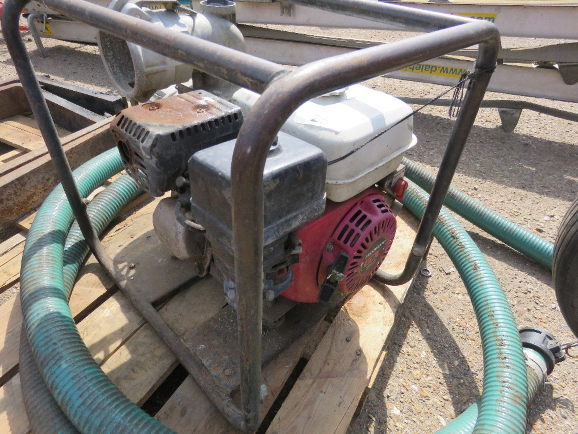 PETROL ENGINED WATER PUMP WITH HOSE. - Bild 2 aus 5