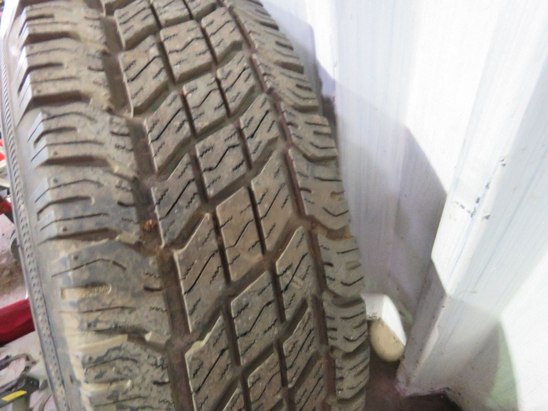 LANDROVER TYPE ALLOY WHEEL 235-70R16 OWNER MOVING HOUSE.....THIS LOT IS SOLD UNDER THE AUCTIONEERS M - Image 3 of 3