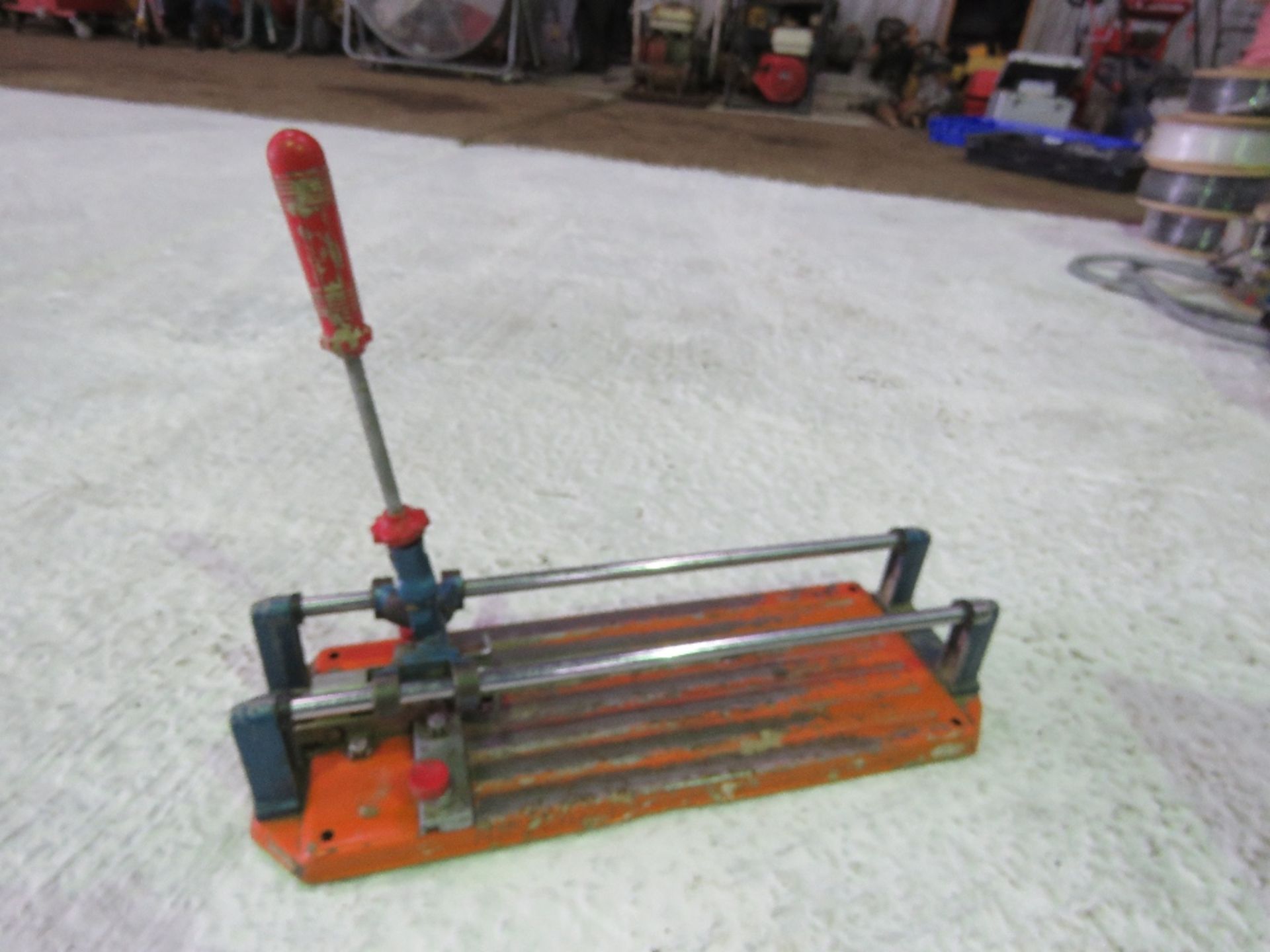 TILE SAW 240VOLT POWERED PLUS A MANUAL TILE CUTTER.....THIS LOT IS SOLD UNDER THE AUCTIONEERS MARGI - Image 5 of 5