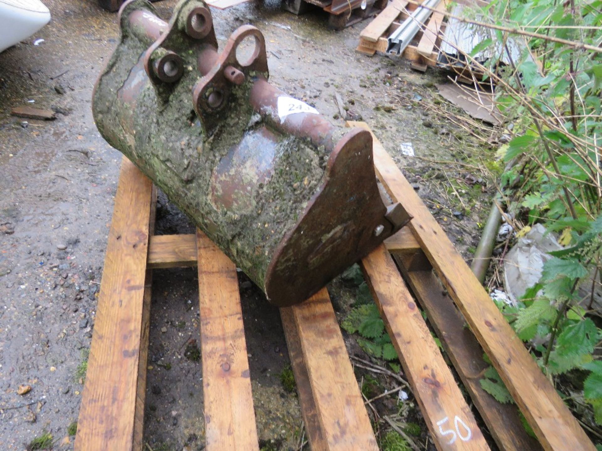 MINI EXCAVATOR BUCKET, 2FT WIDTH ON 30MM PINS APPROX.....THIS LOT IS SOLD UNDER THE AUCTIONEERS MARG - Image 2 of 3