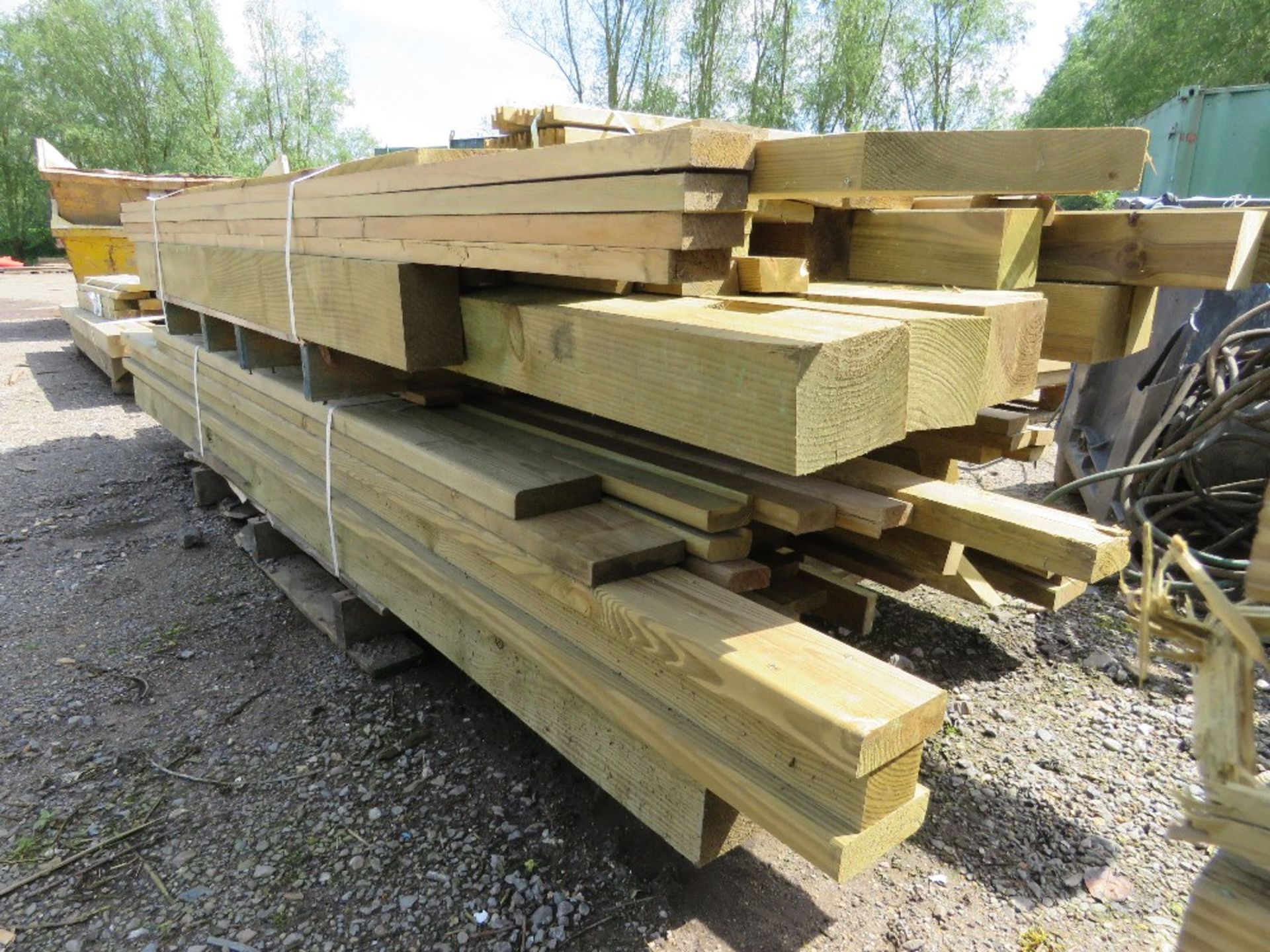 2 X BUNDLES OF TREATED FENCING TIMBERS, POSTS AND BOARDS AS SHOWN, 7-10FT LENGTH APPROX. - Image 2 of 5