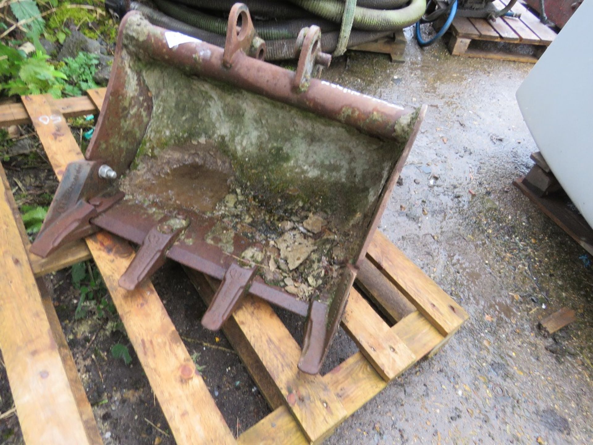 MINI EXCAVATOR BUCKET, 2FT WIDTH ON 30MM PINS APPROX.....THIS LOT IS SOLD UNDER THE AUCTIONEERS MARG