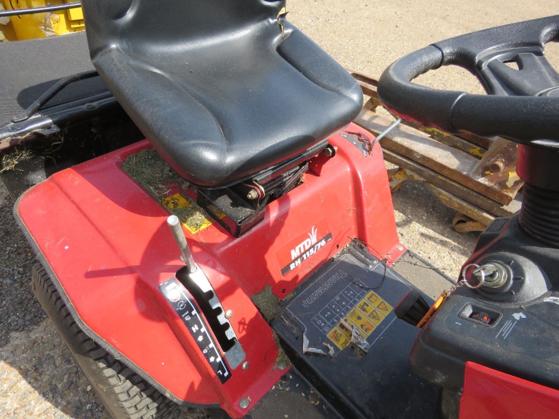 MTD RH115/76 RIDE ON MOWER WITH COLLECTOR. WHEN TESTED WAS SEEN TO DRIVE AND MOWERS ENGAGED (DRIVE S - Image 6 of 8