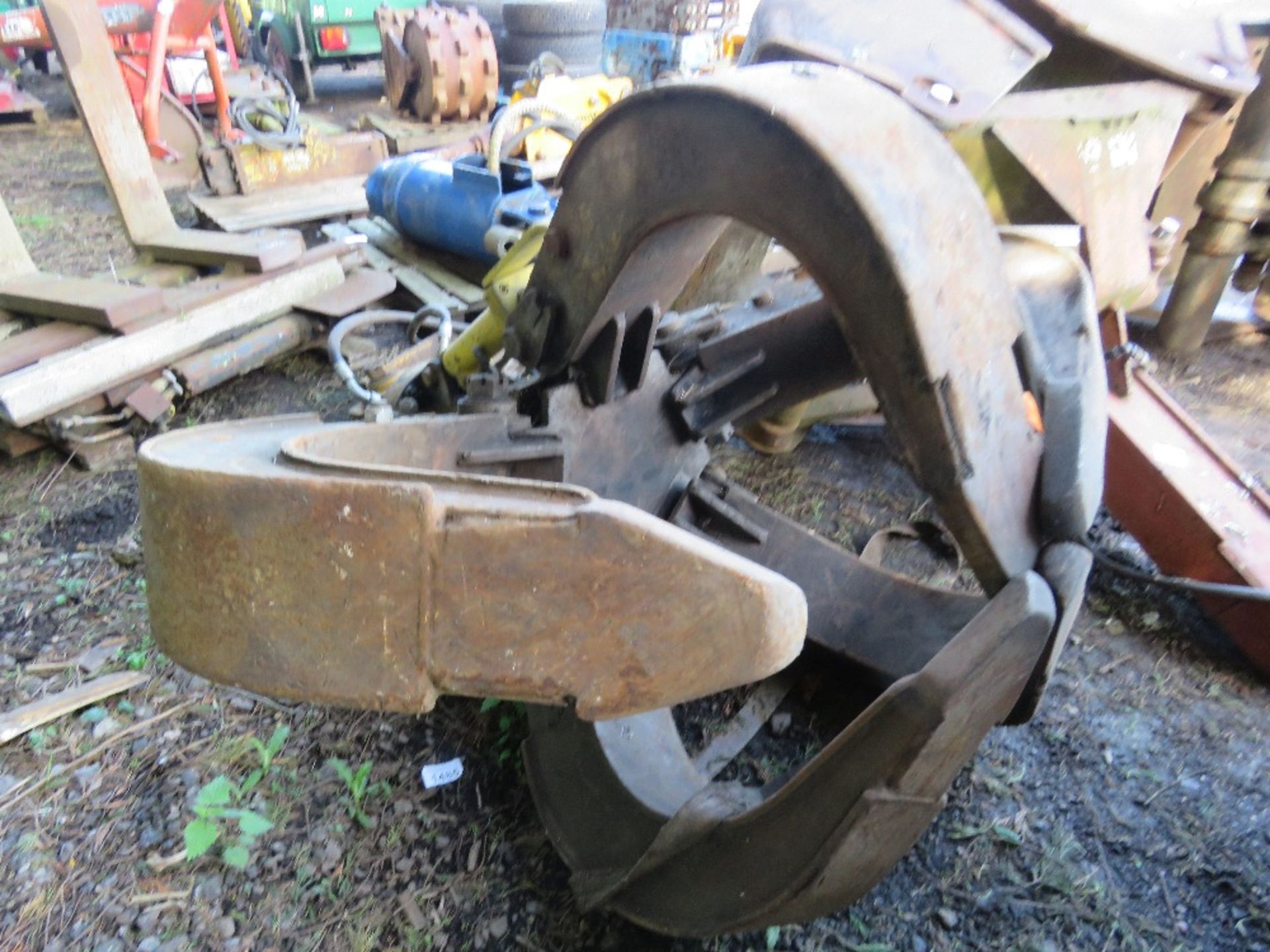 EXCAVATOR MOUNTED 5 TINE SCRAP GRAB WITH ROTATOR ON 65MM PINS, RAMS DONE LITTLE WORK SINCE REFURBISH - Image 2 of 5