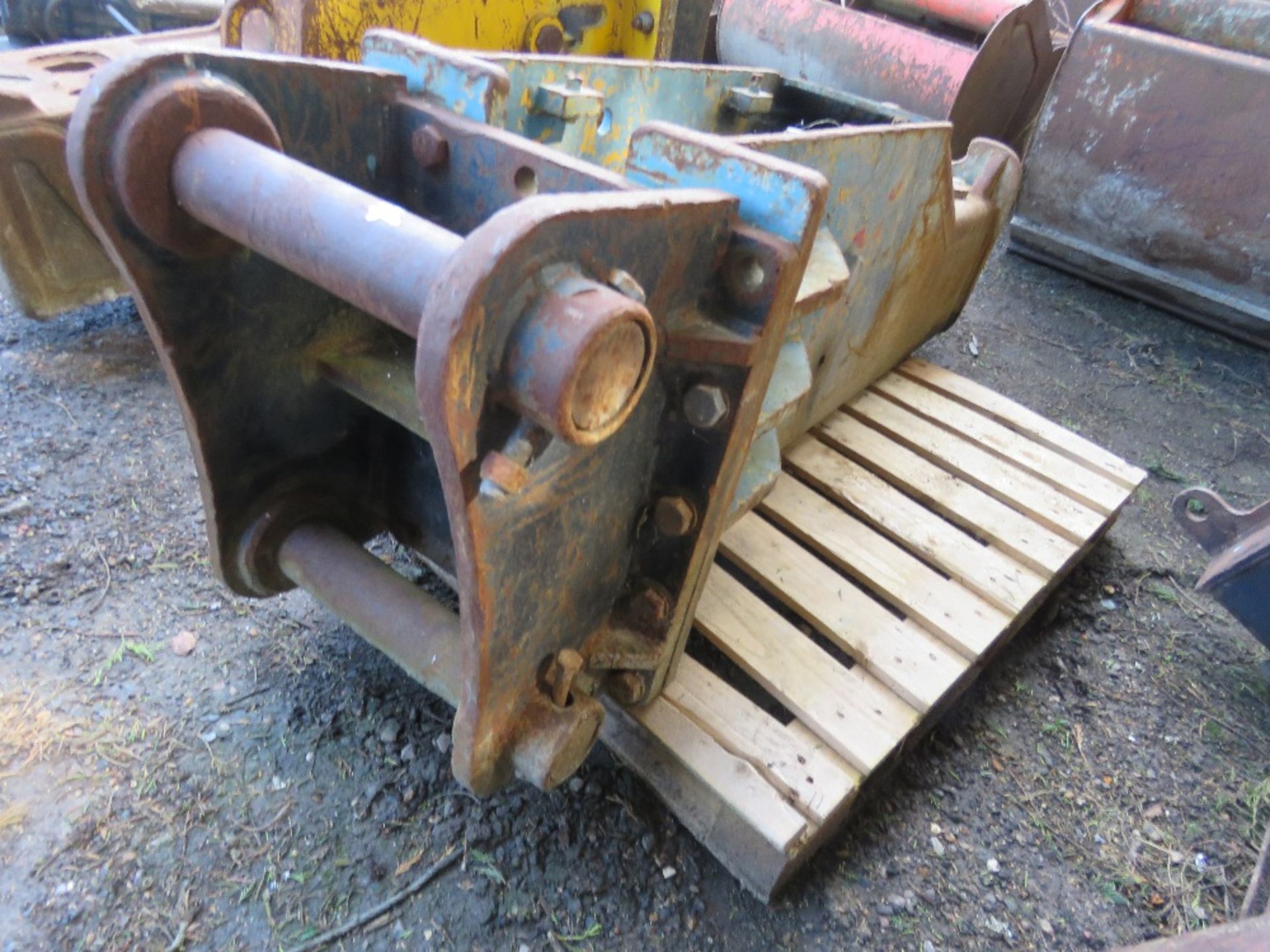 EXCAVATOR MOUNTED HYDRAULIC BREAKER, BLUE COLOURED. 80MM PINS. - Image 5 of 5