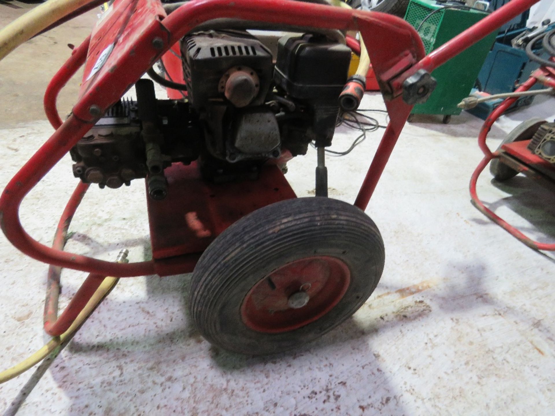 PETROL ENGINED PRESSURE WASHER WITH HOSE AND LANCE. - Image 4 of 8