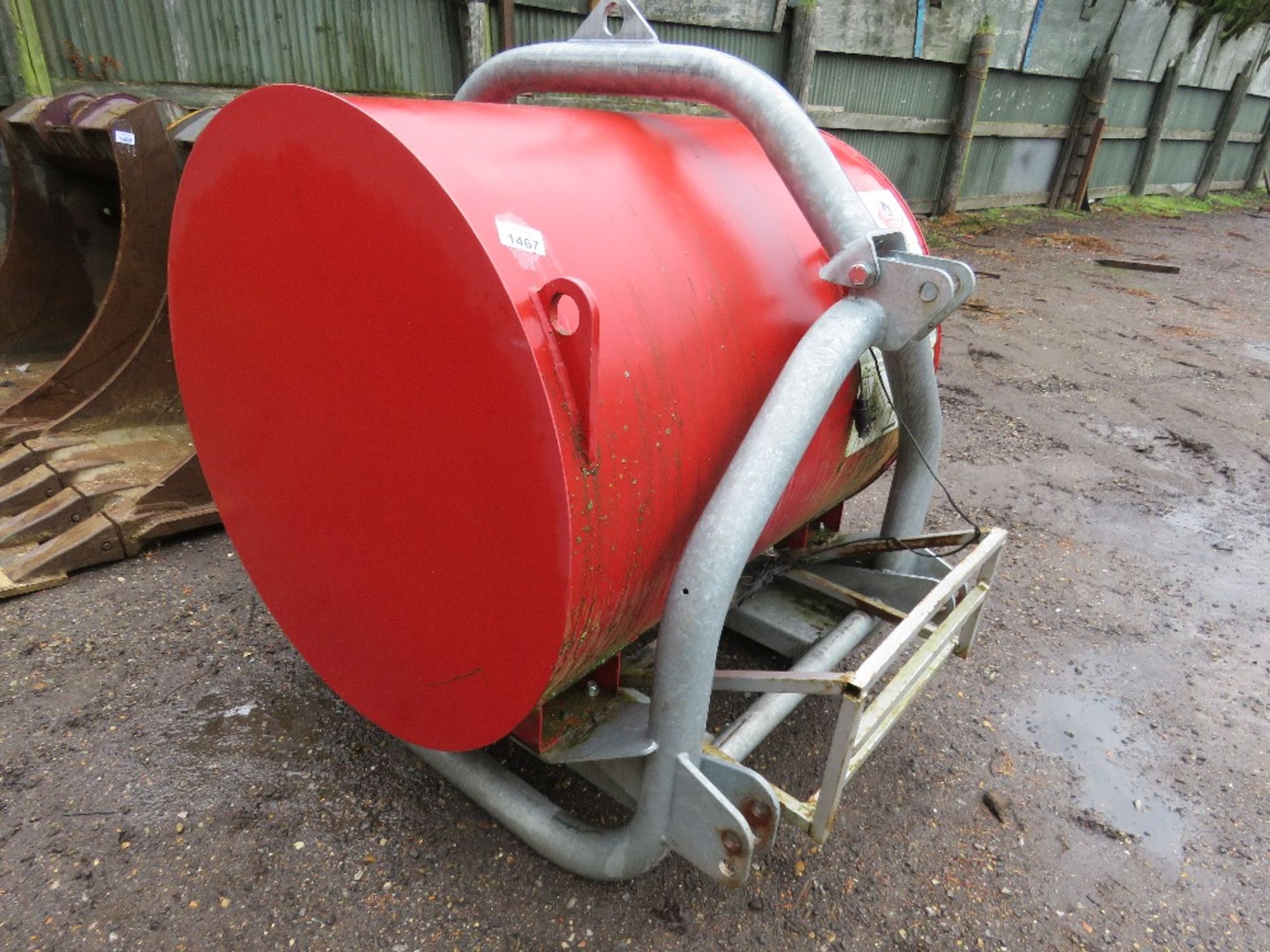 FUEL PROOF 500 LITRE TRACTOR FRONT LINKAGE MOUNTED BUNDED FUEL TANK. YEAR 2019 BUILD WITH PIUSI 12VO - Image 4 of 8