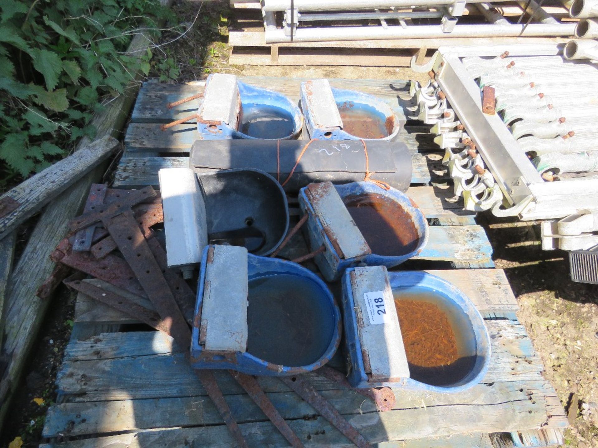 OLD METAL HINGES PLUS WATER TROUGHS/PLANTERS.....THIS LOT IS SOLD UNDER THE AUCTIONEERS MARGIN SCHEM - Image 2 of 4