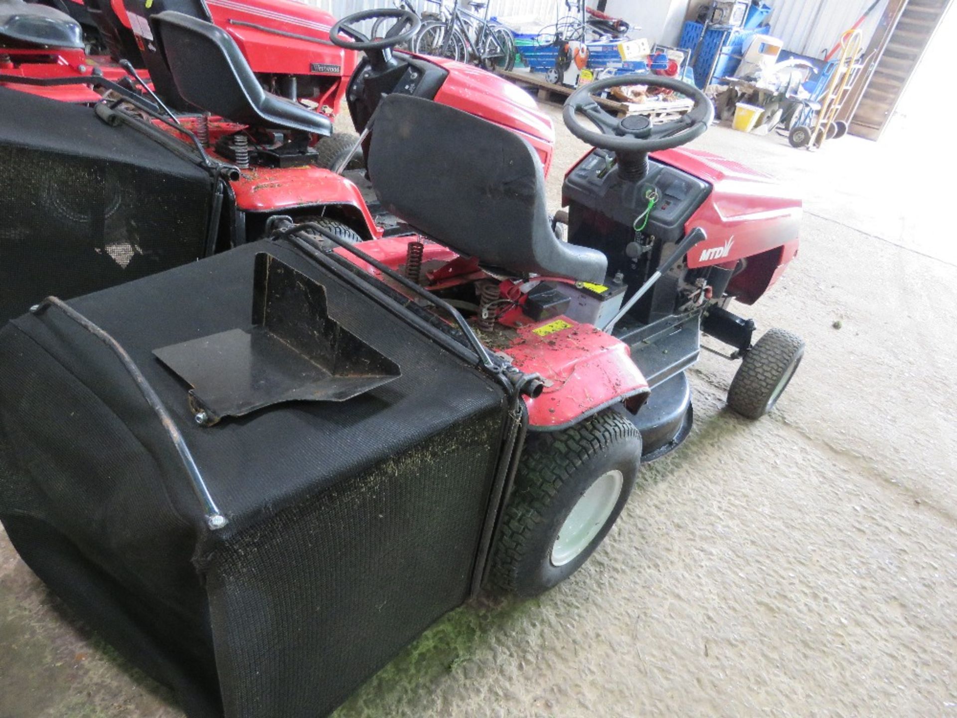 MTD SPIDER 76RD RIDER RIDE ON MOWER WITH COLLECTOR. WHEN BRIEFLY TESTED WAS SEEN TO RUN, DRIVE AND M - Image 4 of 10