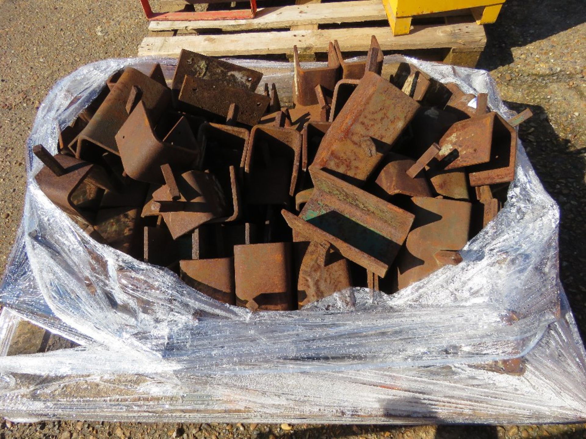 QUANTITY OF SUPPORT PROP HEADS.....THIS LOT IS SOLD UNDER THE AUCTIONEERS MARGIN SCHEME, THEREFORE - Image 3 of 5