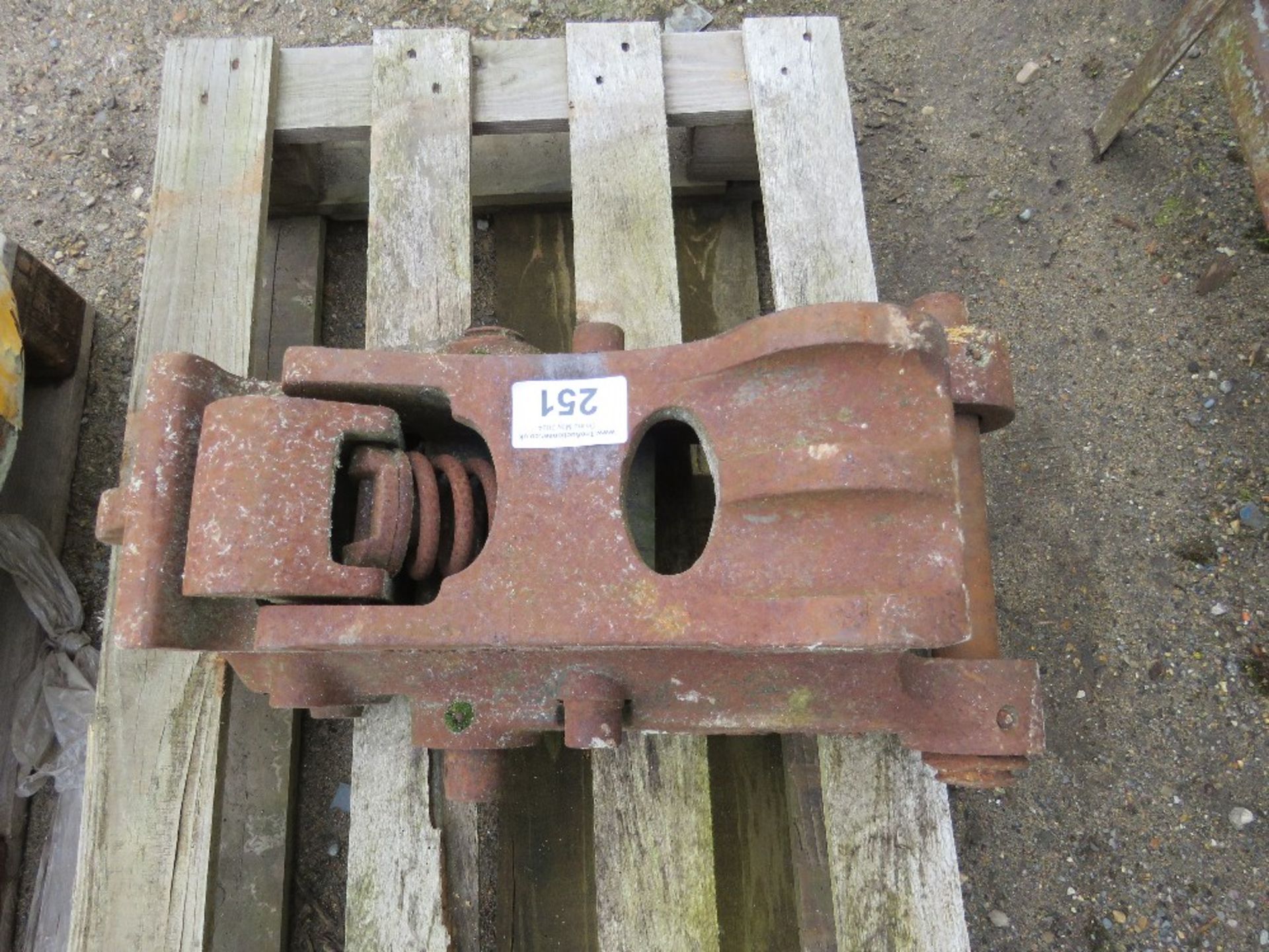 JCB MANUAL QUICK HITCH ON 45MM PINS.....THIS LOT IS SOLD UNDER THE AUCTIONEERS MARGIN SCHEME, THEREF - Image 4 of 6