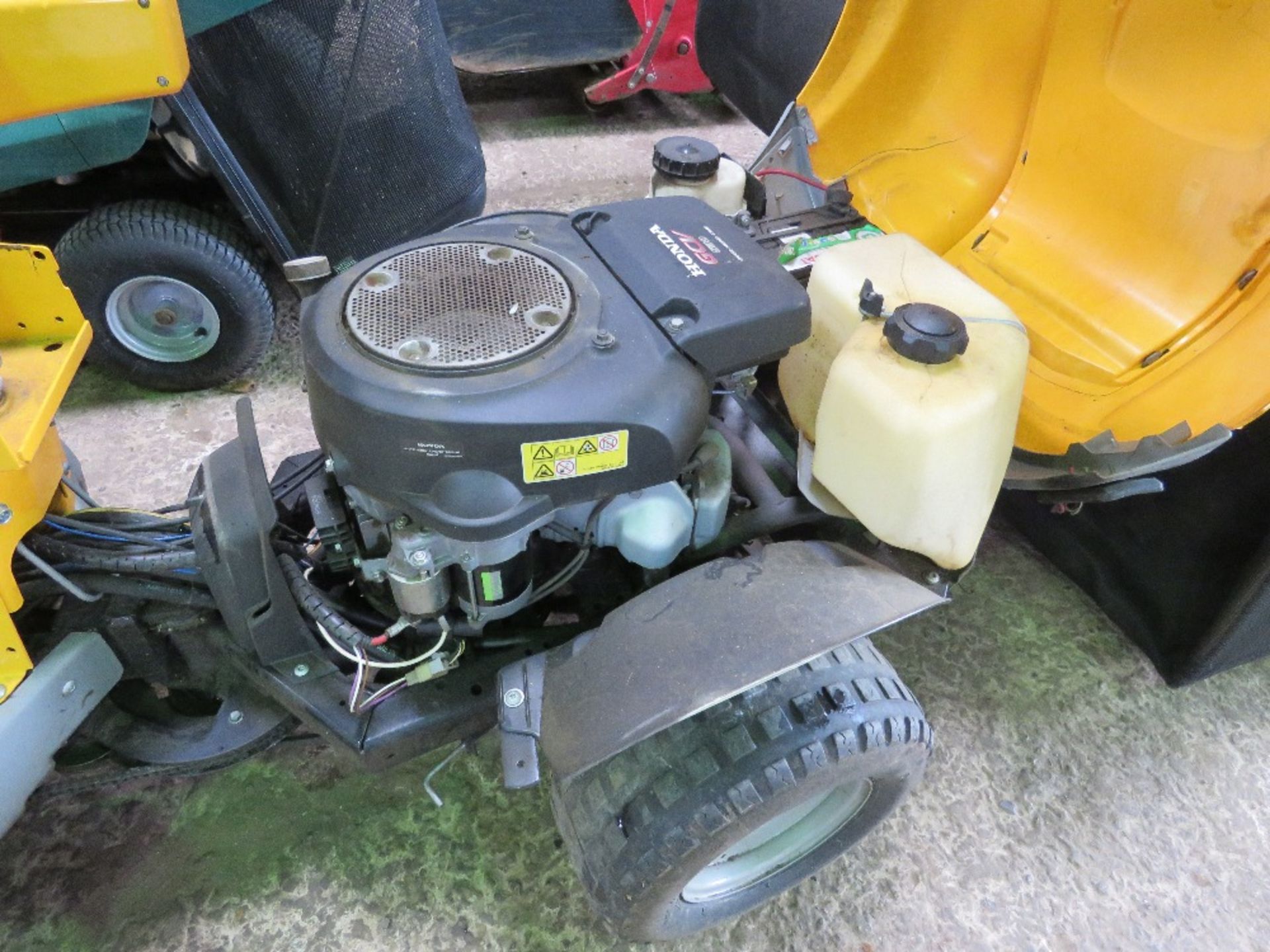 STIGA PARK ROYAL 4WD RIDE ON MOWER WITH OUTFRONT COMBIPRO 110 DECK FITTED. HONDA PETROL ENGINE. WHE - Image 9 of 12