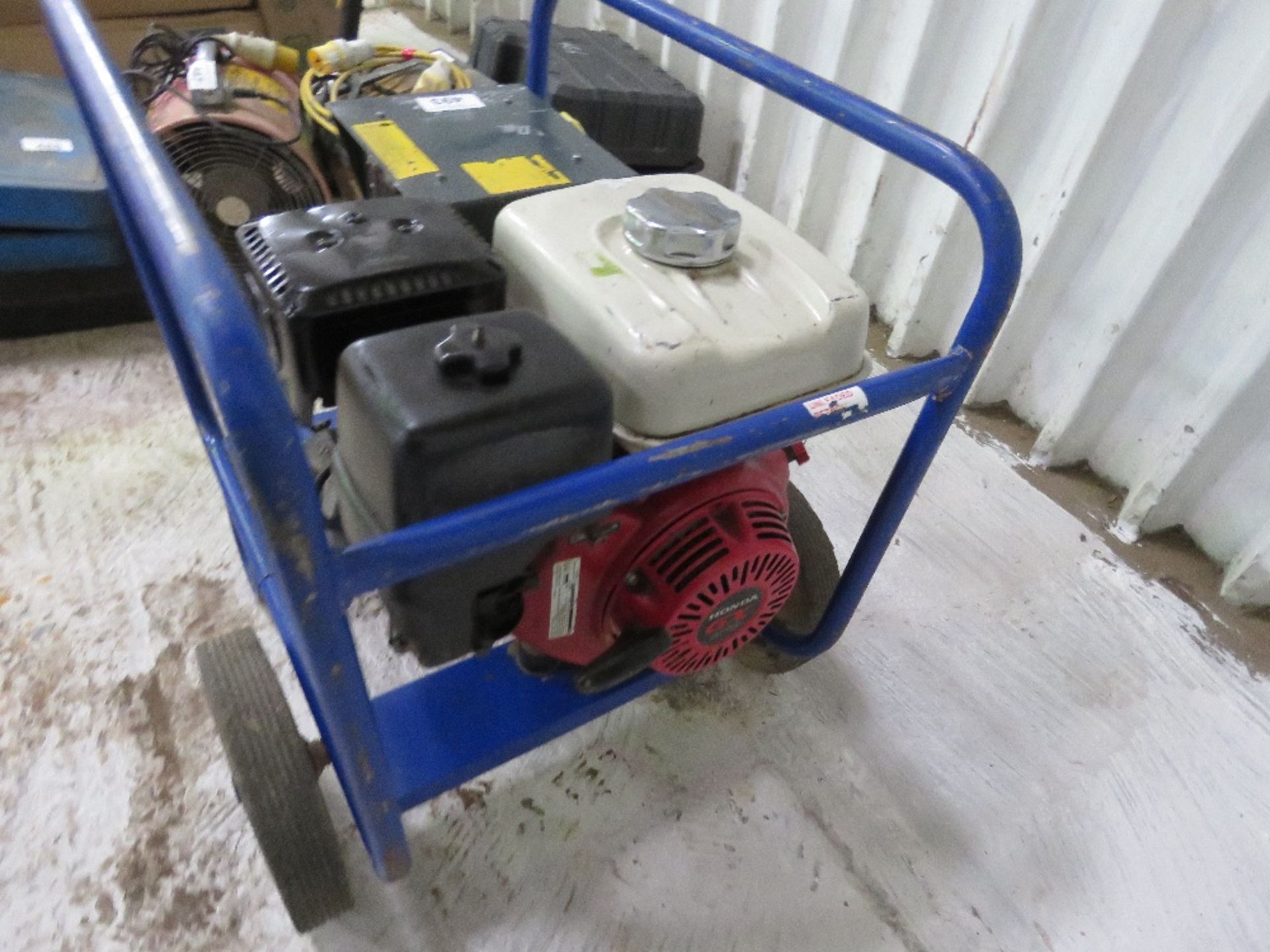 HONDA PETROL ENGINED 110VOLT GENERATOR ON WHEELED FRAME. - Bild 3 aus 3