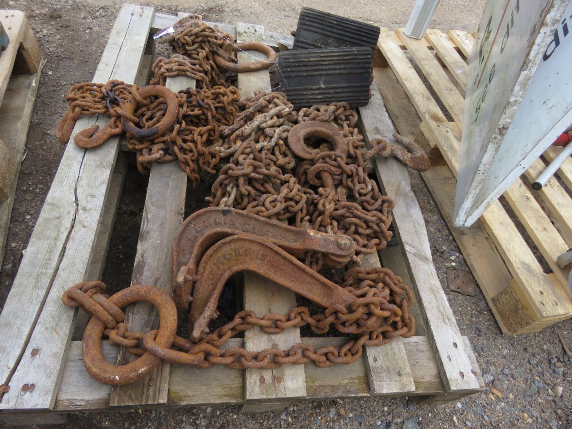 LIFTING CHAINS PLUS WHEEL CHOCKS.....THIS LOT IS SOLD UNDER THE AUCTIONEERS MARGIN SCHEME, THEREFORE - Image 3 of 3