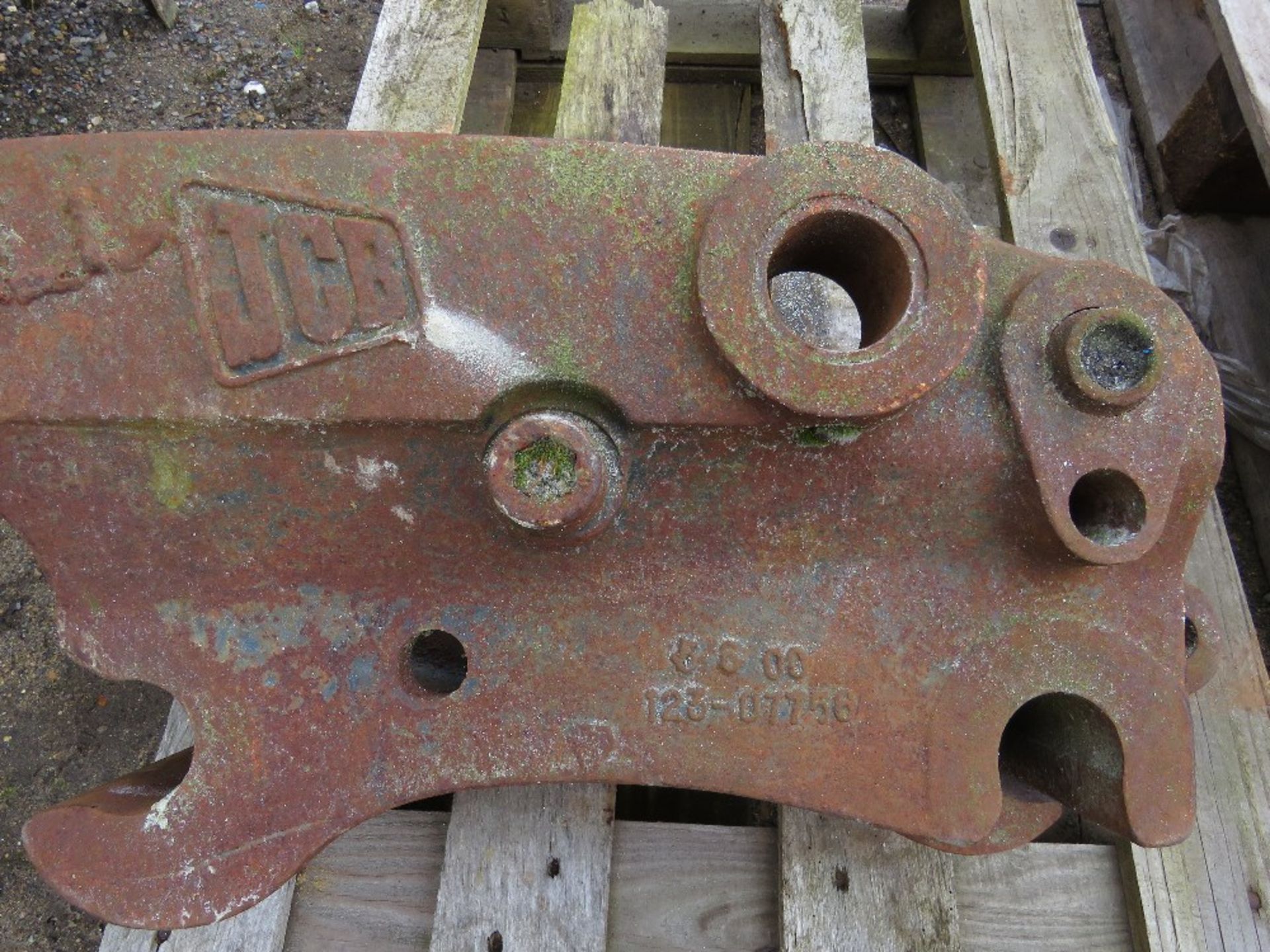 JCB MANUAL QUICK HITCH ON 45MM PINS.....THIS LOT IS SOLD UNDER THE AUCTIONEERS MARGIN SCHEME, THEREF - Image 6 of 6